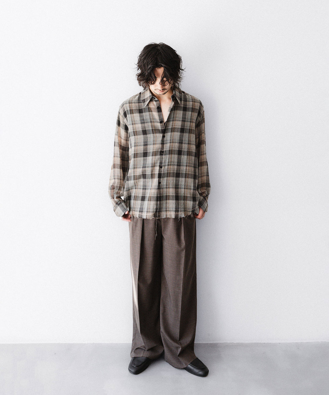【CODA】BROWN CHECKED WOOL INVERTED TUCKS SLACK - BROWN CHECKED