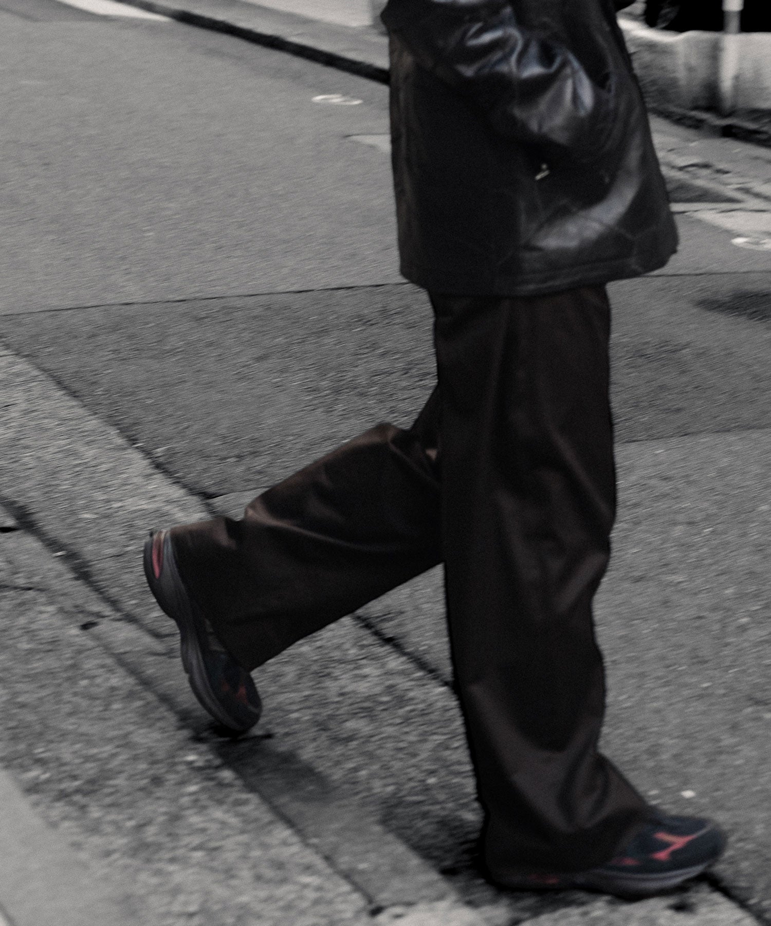 ssstein / シュタイン】COTTON SATIN ROUND PANTS - DARK BROWN | 公式
