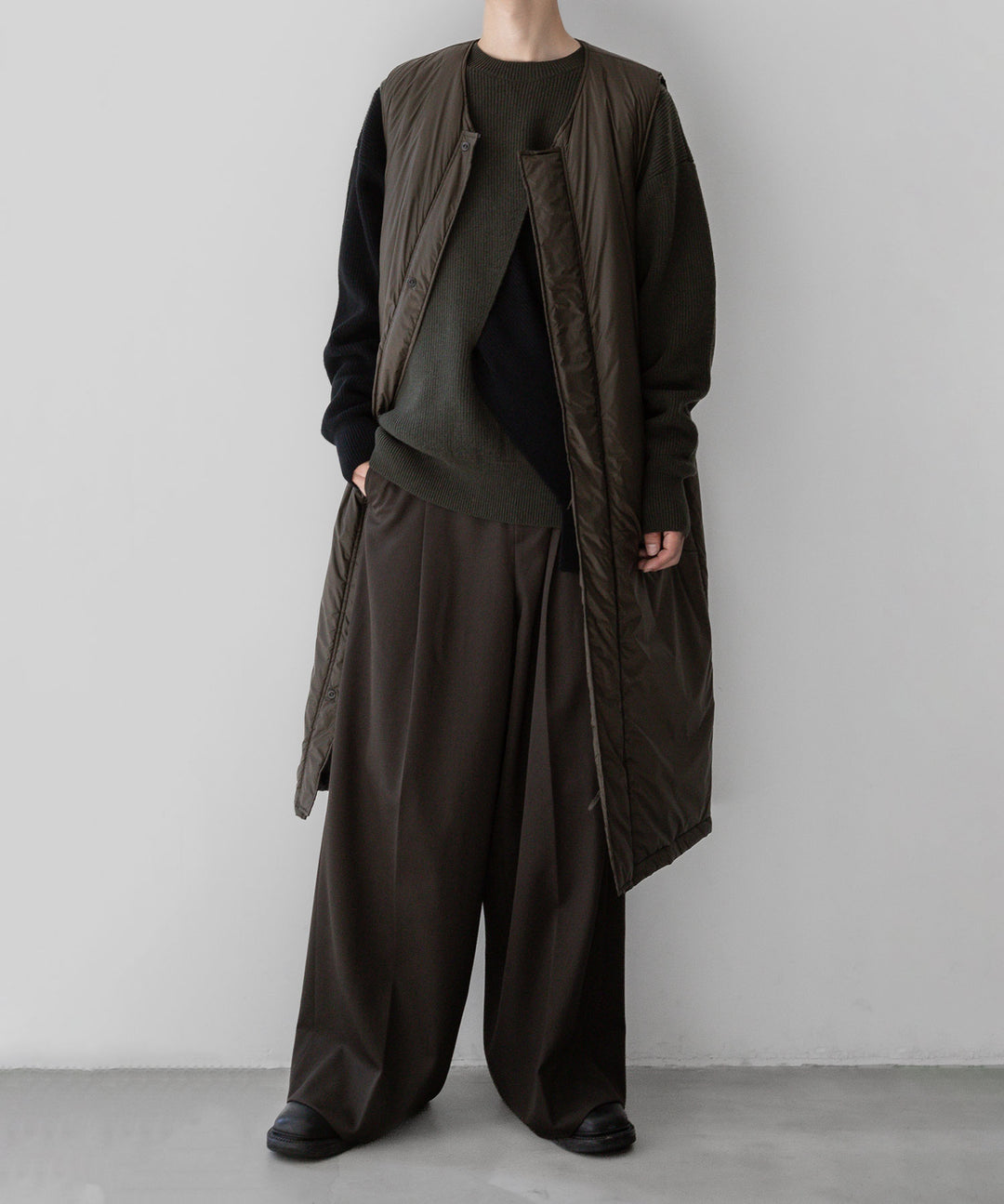 stein(シュタイン)の23AWコレクションCROSSOVER KNIT LSのMILITARY KHAKI × BLACK