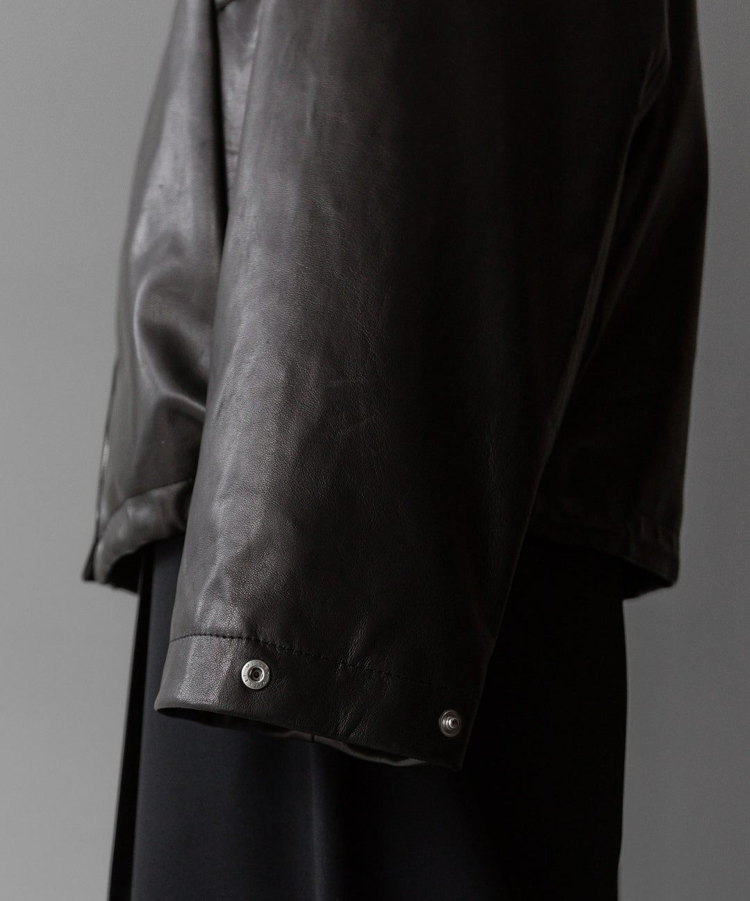 stein(シュタイン)の24SSコレクションLEATHER HOODED SHORT JACKETのBLACK