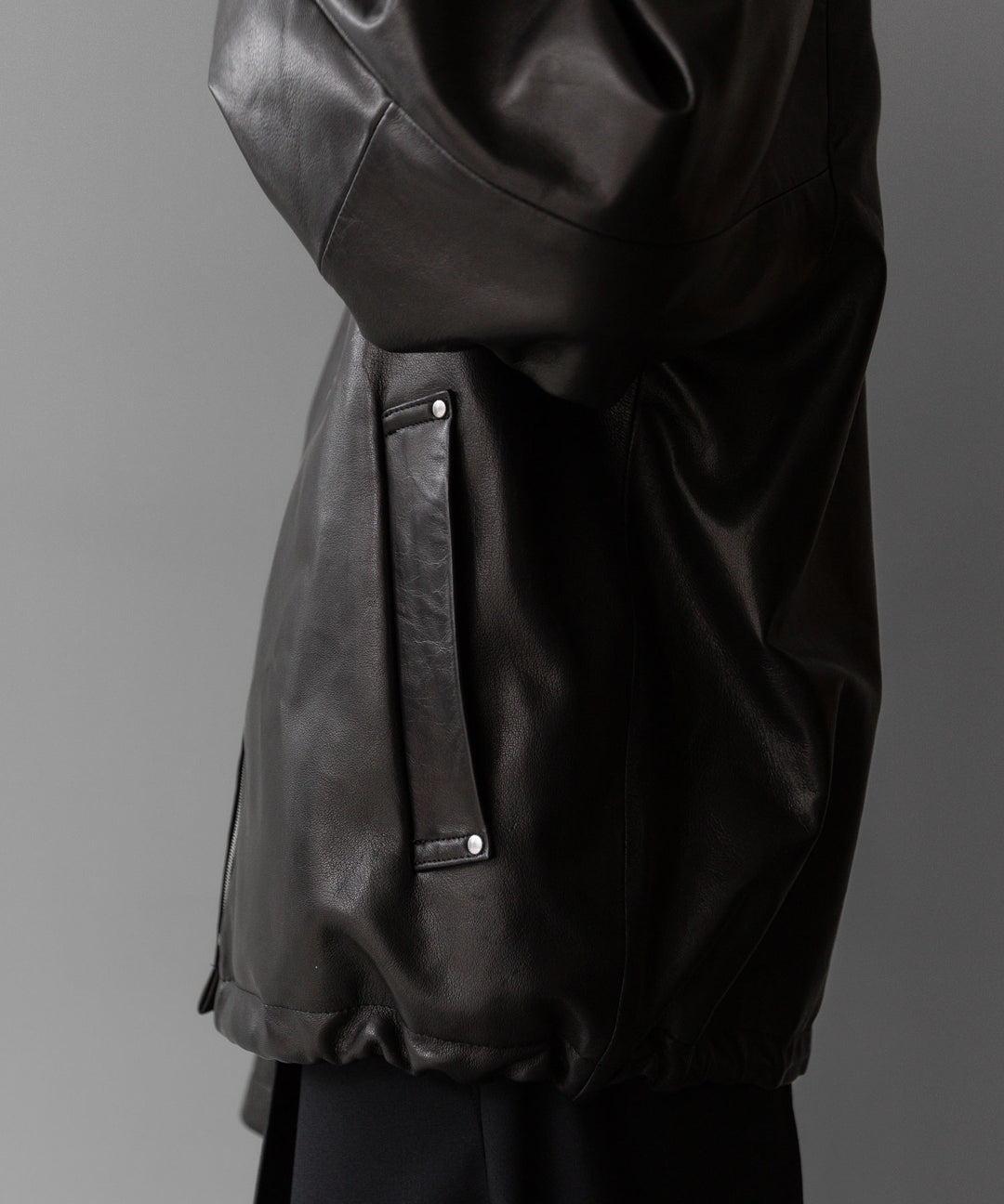 stein(シュタイン)の24SSコレクションLEATHER HOODED SHORT JACKETのBLACK