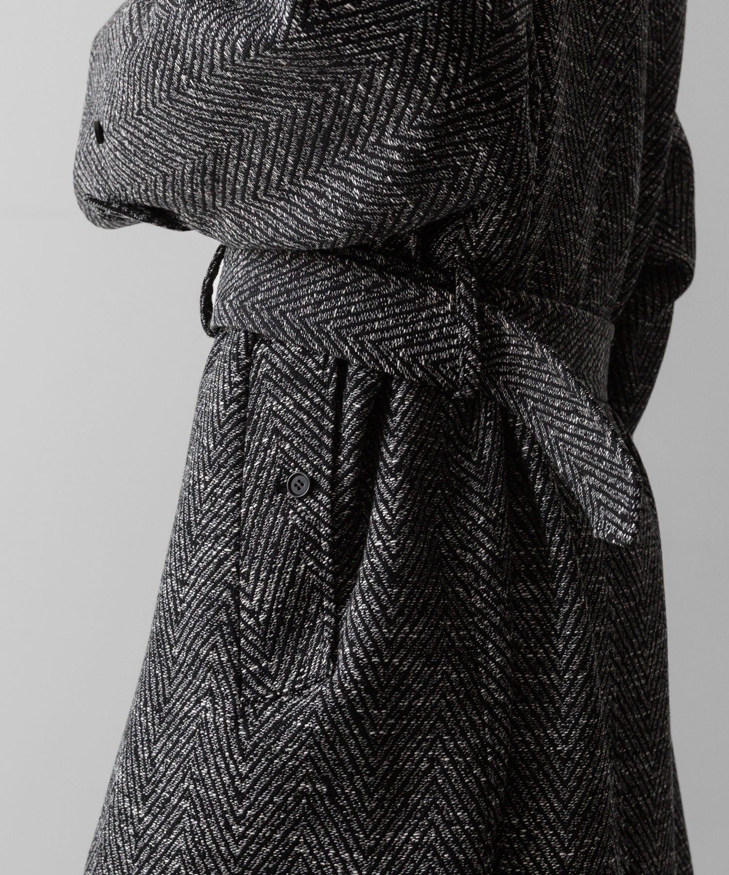 INTÉRIM(インテリム)のMELANGE DONEGAL HERRINGBONE HYPER BIG BELTED OVER COATのBLACKの公式通販サイトsession福岡セレクトショップ