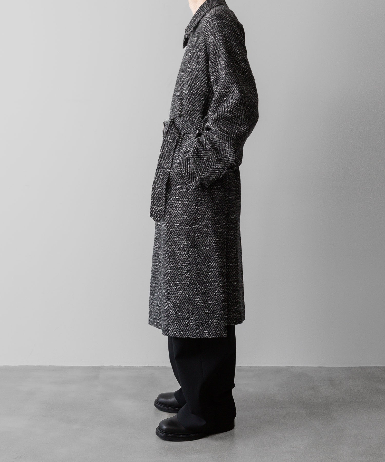 INTÉRIM(インテリム)のMELANGE DONEGAL HERRINGBONE HYPER BIG BELTED OVER COATのBLACKの公式通販サイトsession福岡セレクトショップ