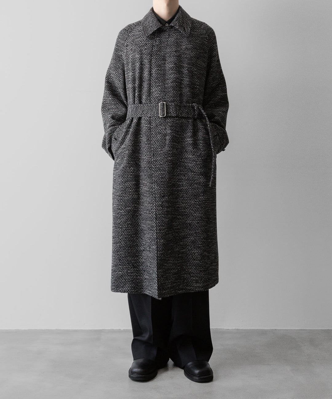 INTÉRIM(インテリム)のMELANGE DONEGAL HERRINGBONE HYPER BIG BELTED OVER COATのBLACKの公式通販サイトsession福岡セレクトショップ