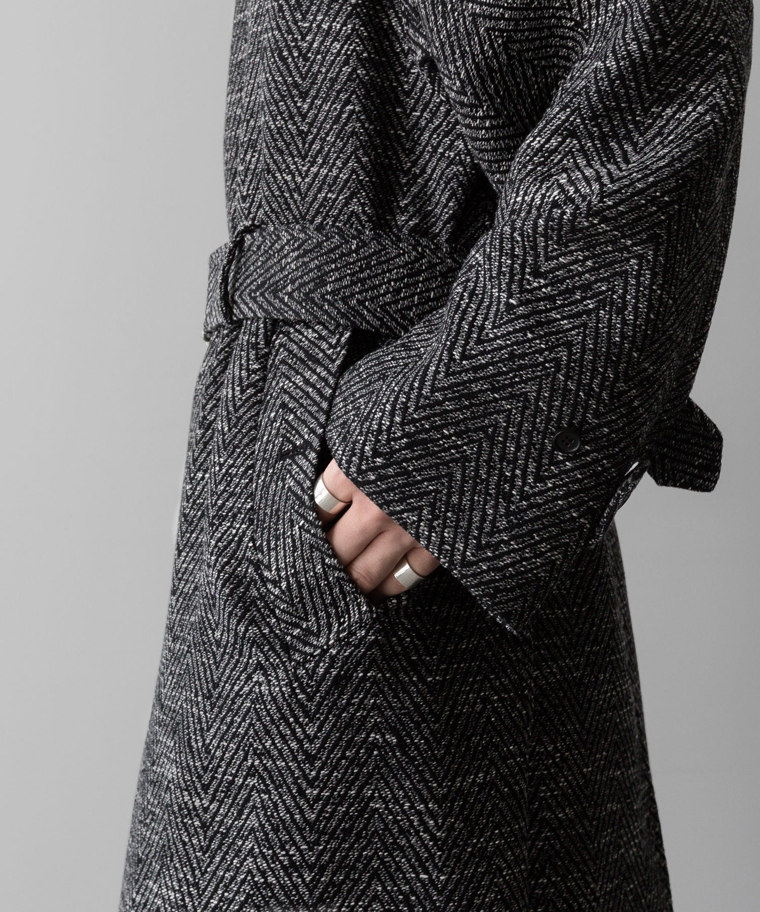 INTÉRIM(インテリム)のMELANGE DONEGAL HERRINGBONE HYPER BIG BELTED OVER COATのBLACKの公式通販サイトsession福岡セレクトショップ