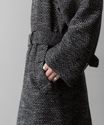 画像をギャラリービューアに読み込む, INTÉRIM(インテリム)のMELANGE DONEGAL HERRINGBONE HYPER BIG BELTED OVER COATのBLACKの公式通販サイトsession福岡セレクトショップ
