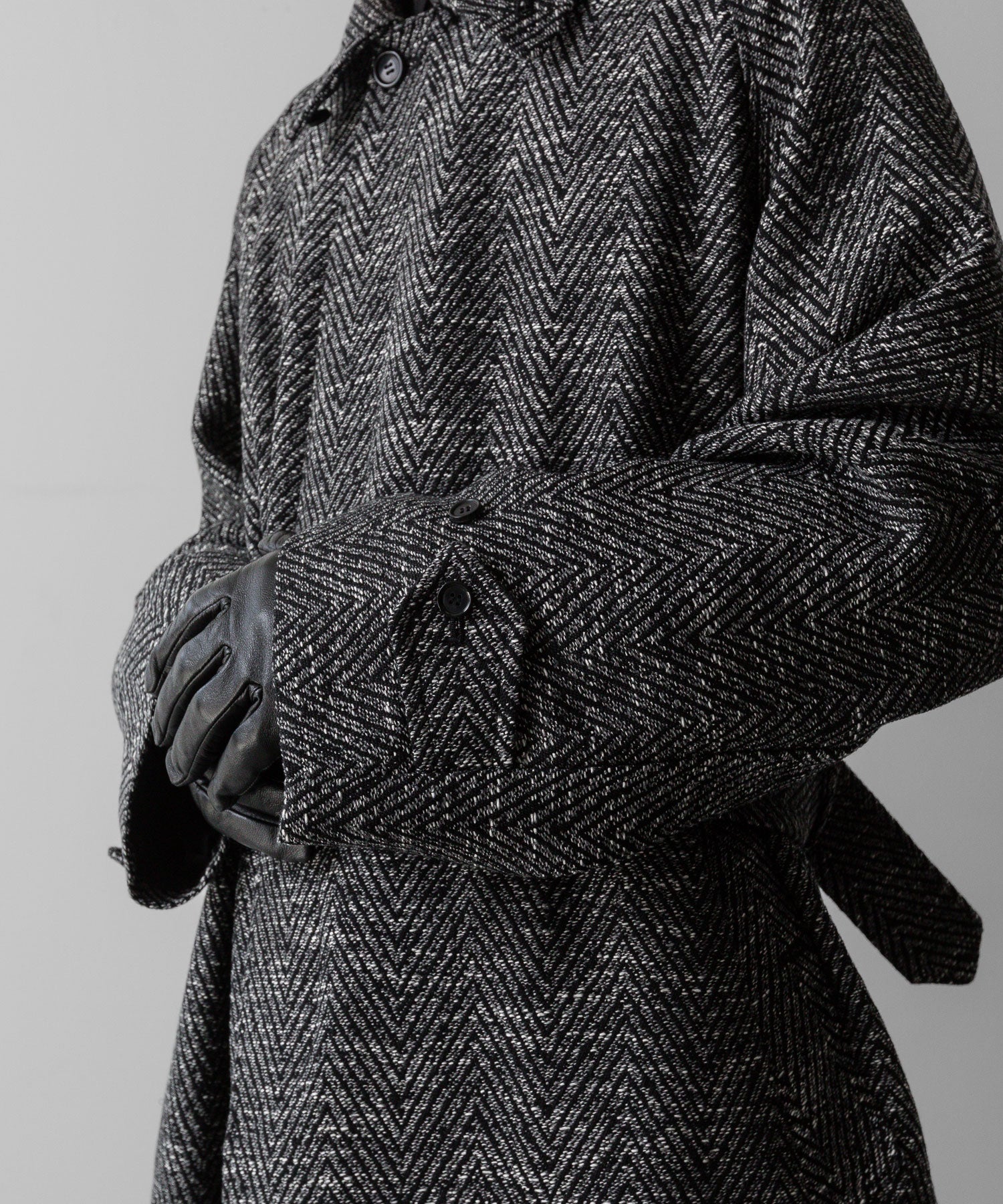 INTÉRIM(インテリム)のMELANGE DONEGAL HERRINGBONE HYPER BIG BELTED OVER COATのBLACKの公式通販サイトsession福岡セレクトショップ