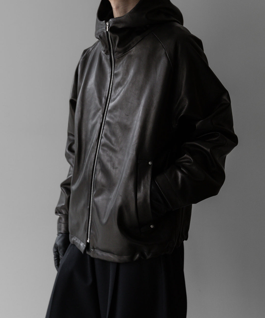 stein(シュタイン)の24SSコレクションLEATHER HOODED SHORT JACKETのBLACK