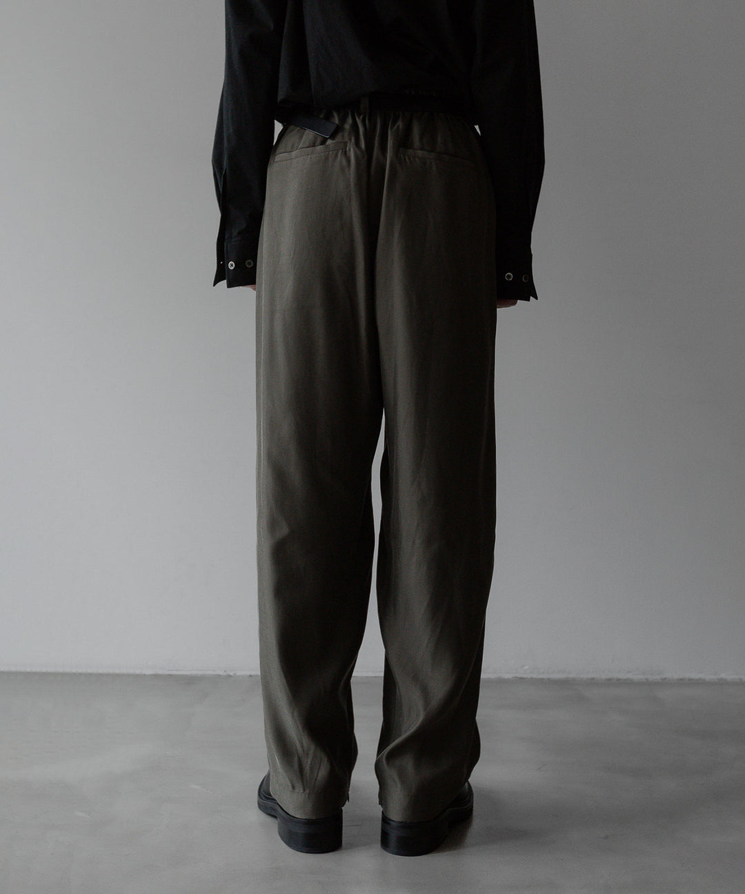 【stein】CUPRO WIDE EASY TROUSERS - GREY KHAKI