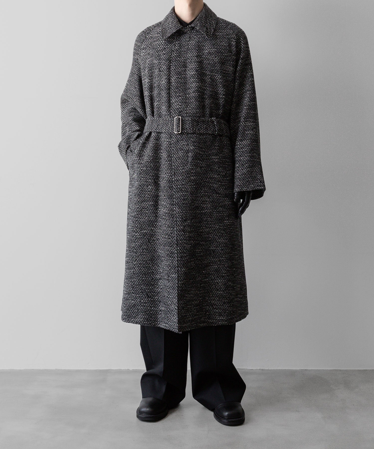 INTÉRIM(インテリム)のMELANGE DONEGAL HERRINGBONE HYPER BIG BELTED OVER COATのBLACKの公式通販サイトsession福岡セレクトショップ