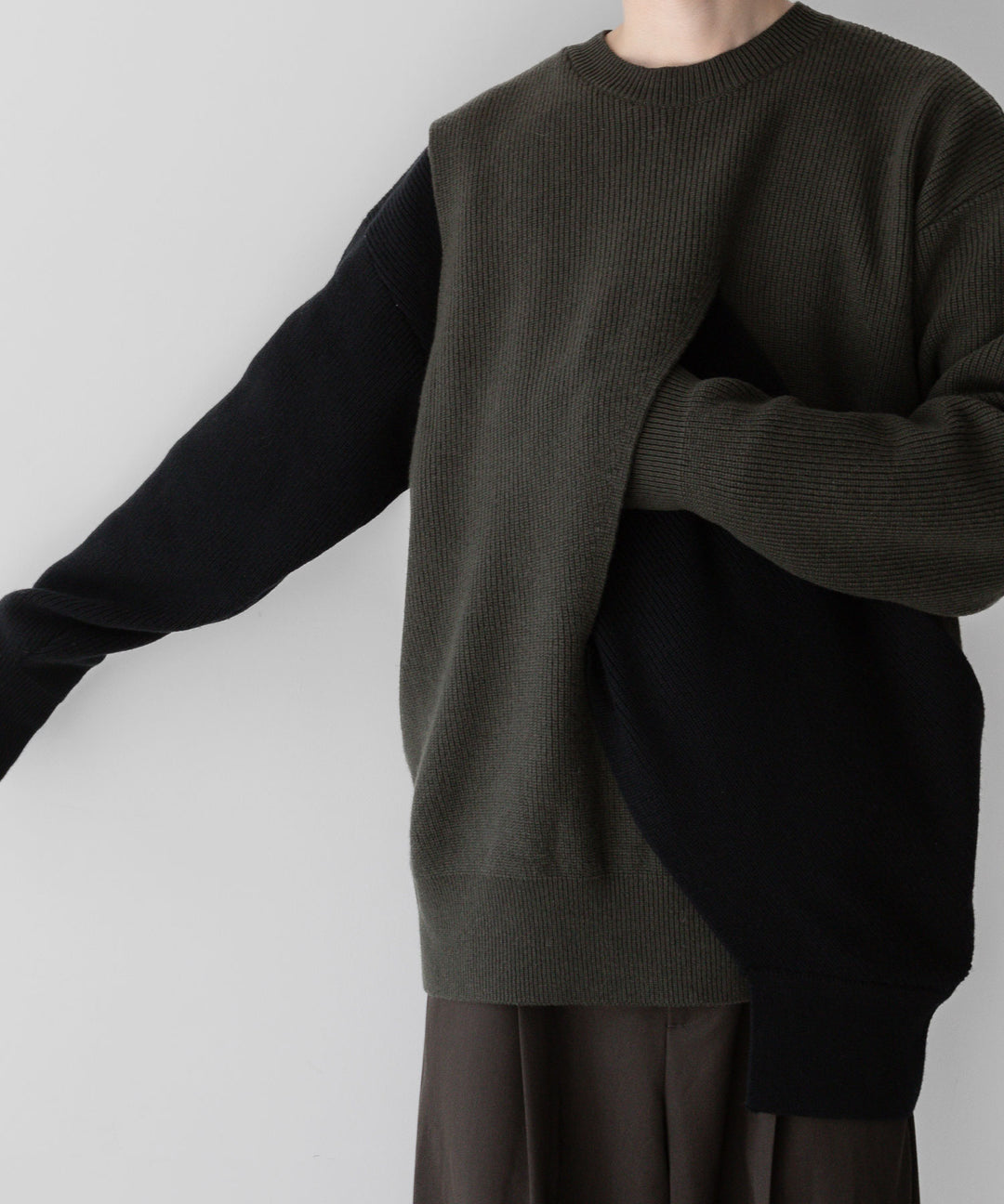 stein(シュタイン)の23AWコレクションCROSSOVER KNIT LSのMILITARY KHAKI × BLACK
