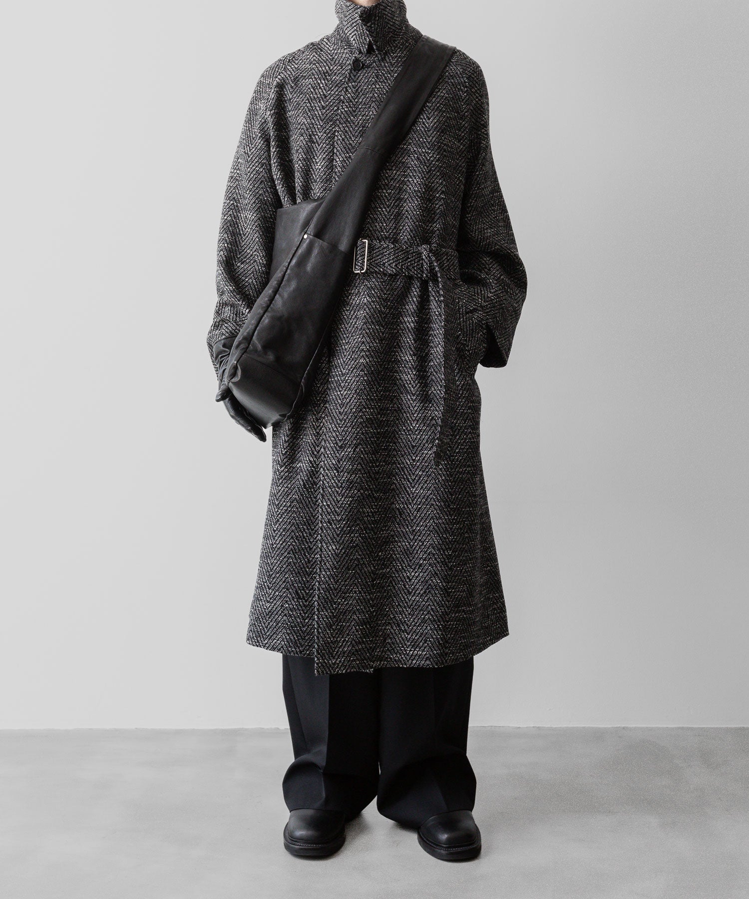 INTÉRIM(インテリム)のMELANGE DONEGAL HERRINGBONE HYPER BIG BELTED OVER COATのBLACKの公式通販サイトsession福岡セレクトショップ