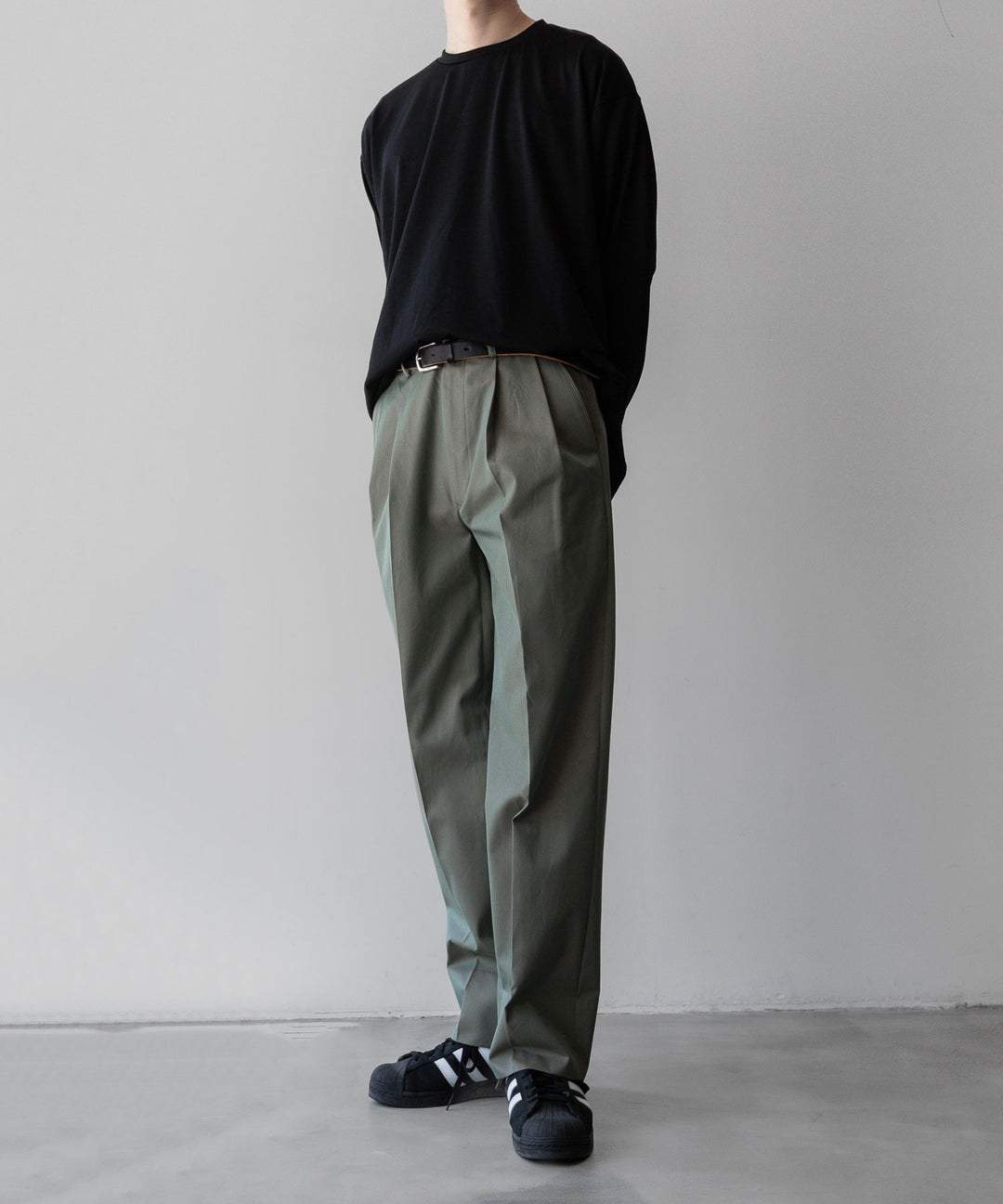 【INTÉRIM】GIZA GABARDINE 2-TUCK STRAIGHT SLACKS - OLIVE