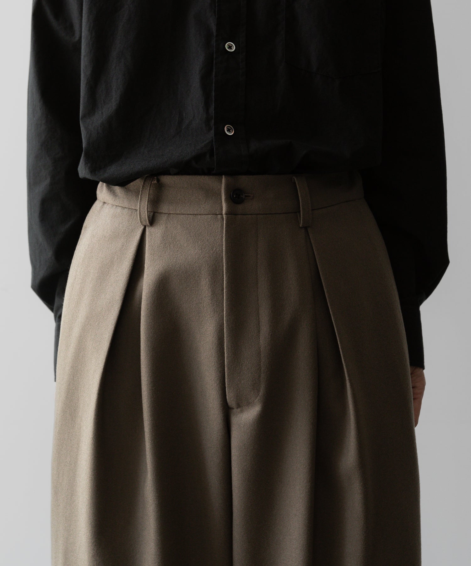 ssstein(シュタイン)の24AWコレクション EASY WIDE TROUSERS (2/72梳毛フラノ) - DARK BEIGE 公式通販サイトsession福岡セレクトショップ