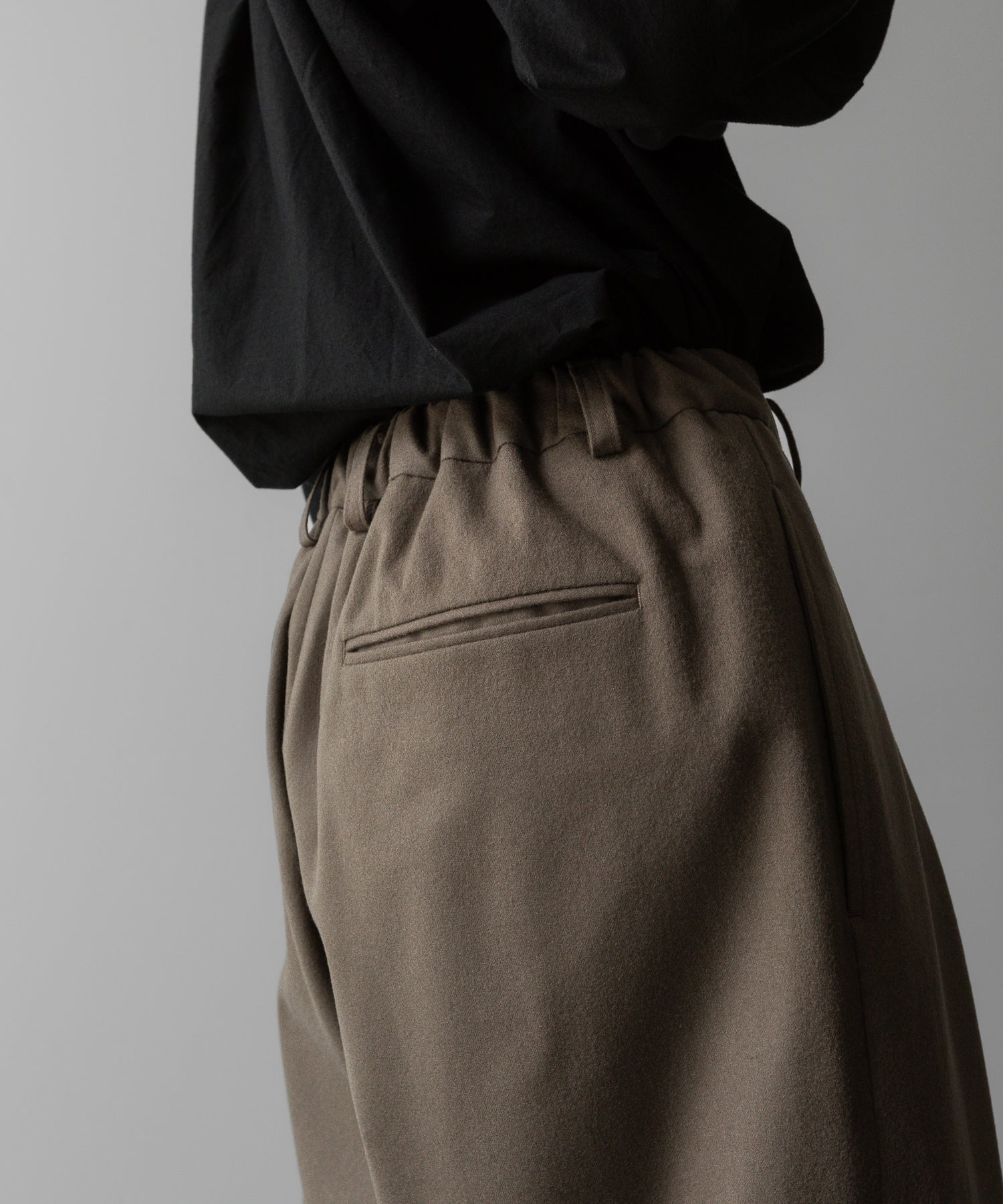 ssstein(シュタイン)の24AWコレクション EASY WIDE TROUSERS (2/72梳毛フラノ) - DARK BEIGE 公式通販サイトsession福岡セレクトショップ