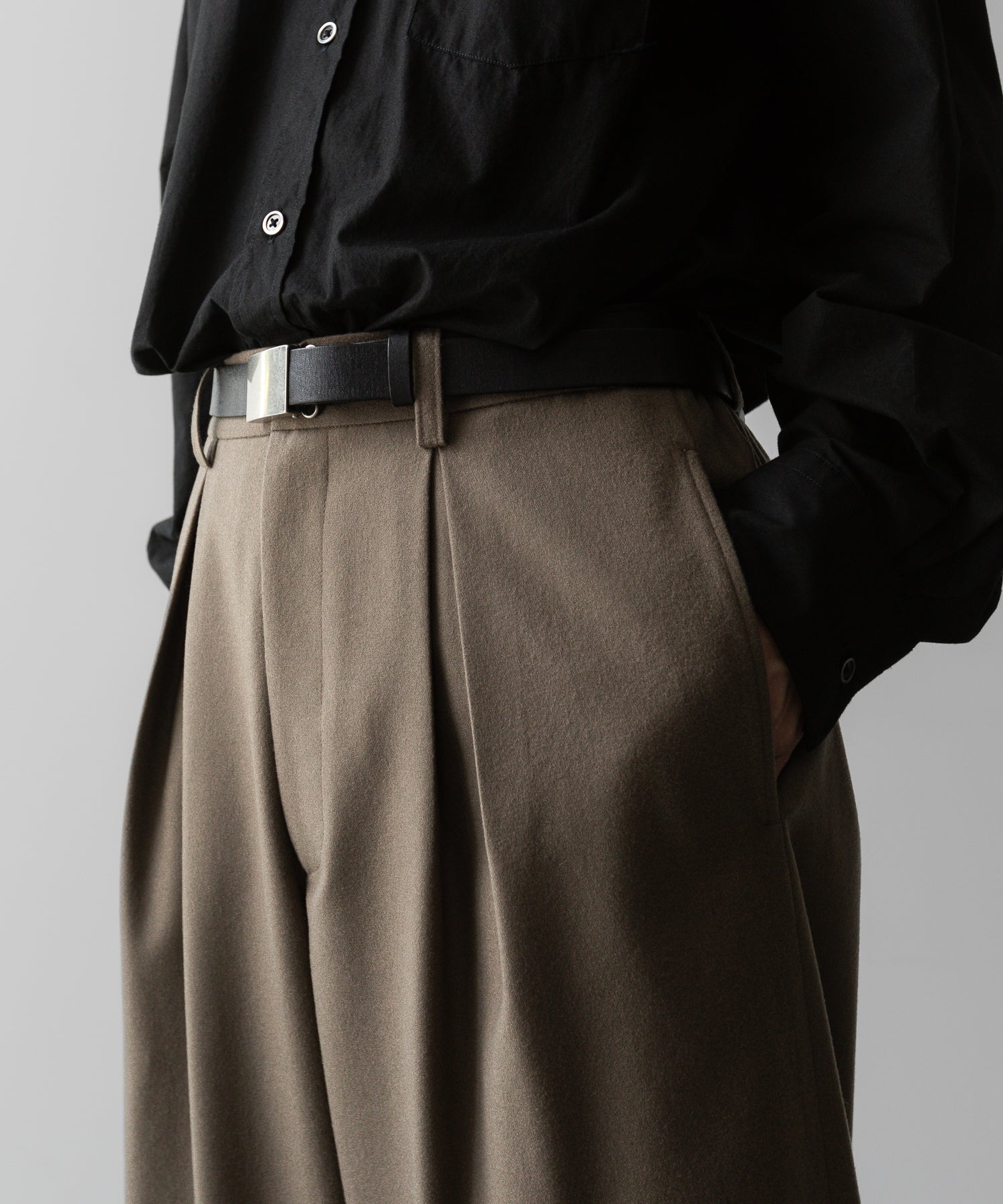 ssstein(シュタイン)の24AWコレクション EASY WIDE TROUSERS (2/72梳毛フラノ) - DARK BEIGE 公式通販サイトsession福岡セレクトショップ