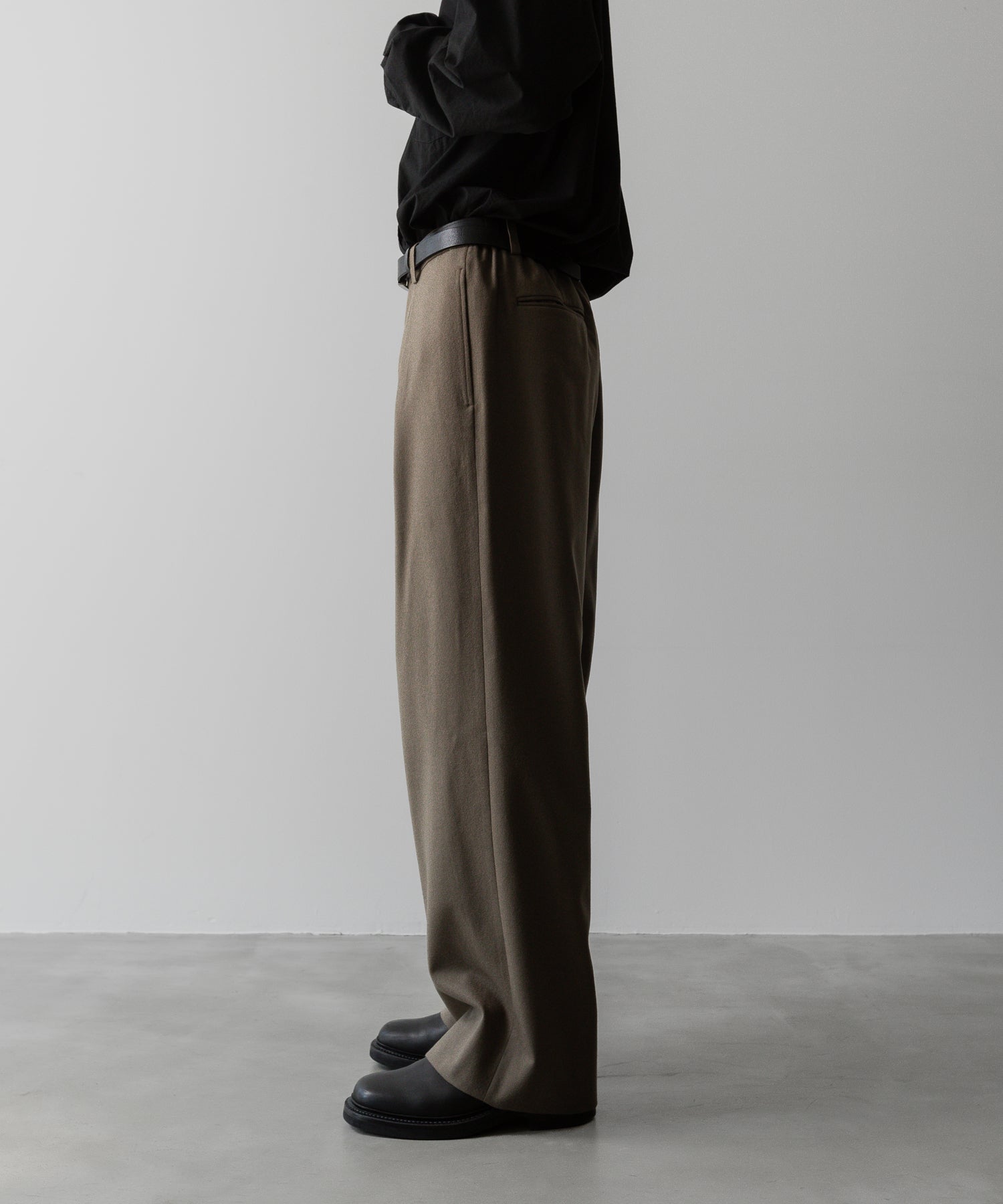 ssstein(シュタイン)の24AWコレクション EASY WIDE TROUSERS (2/72梳毛フラノ) - DARK BEIGE 公式通販サイトsession福岡セレクトショップ