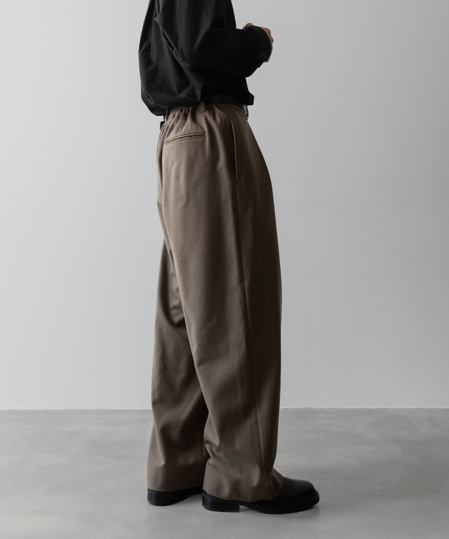 ssstein(シュタイン)の24AWコレクション EASY WIDE TROUSERS (2/72梳毛フラノ) - DARK BEIGE 公式通販サイトsession福岡セレクトショップ