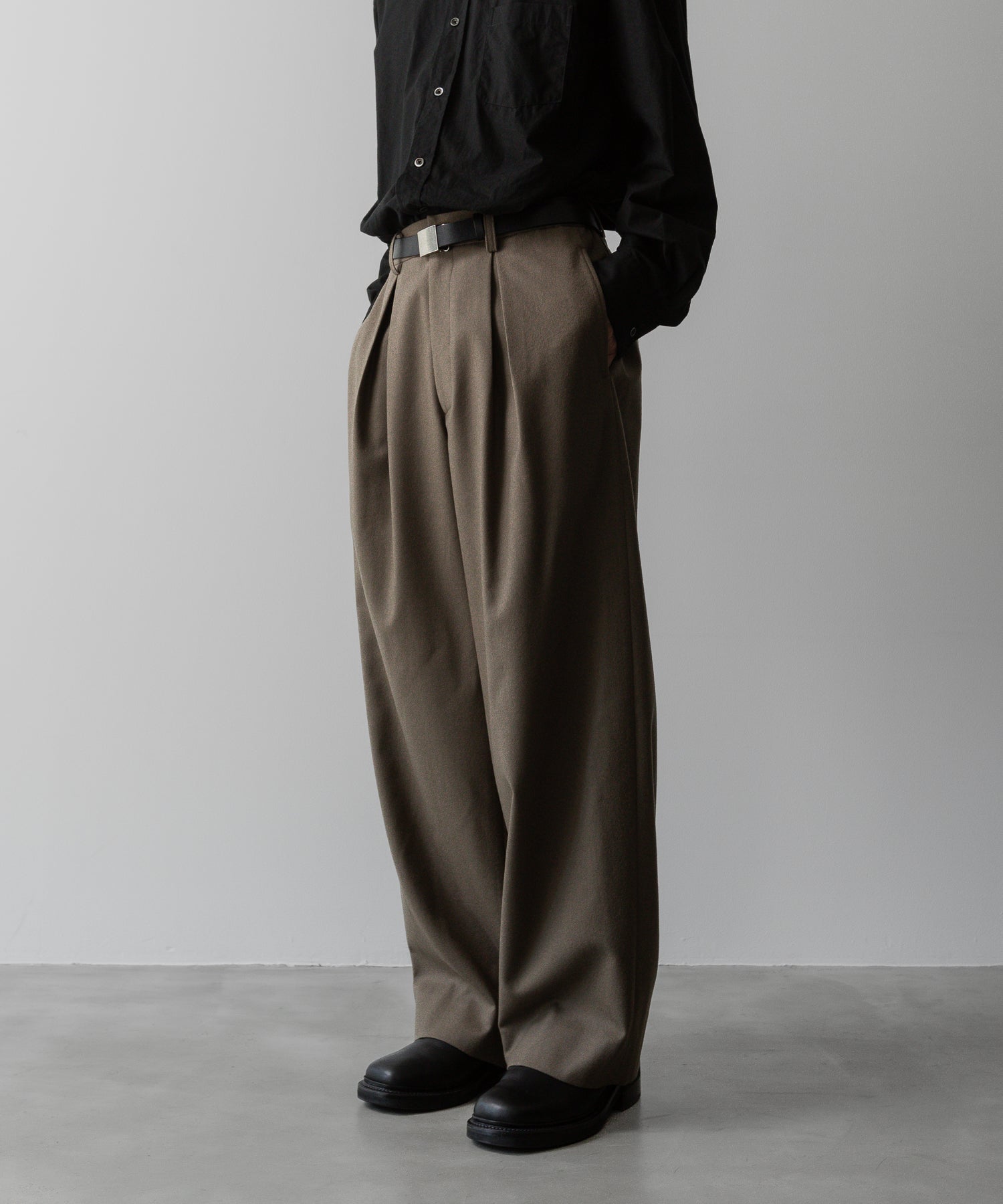 ssstein(シュタイン)の24AWコレクション EASY WIDE TROUSERS (2/72梳毛フラノ) - DARK BEIGE 公式通販サイトsession福岡セレクトショップ