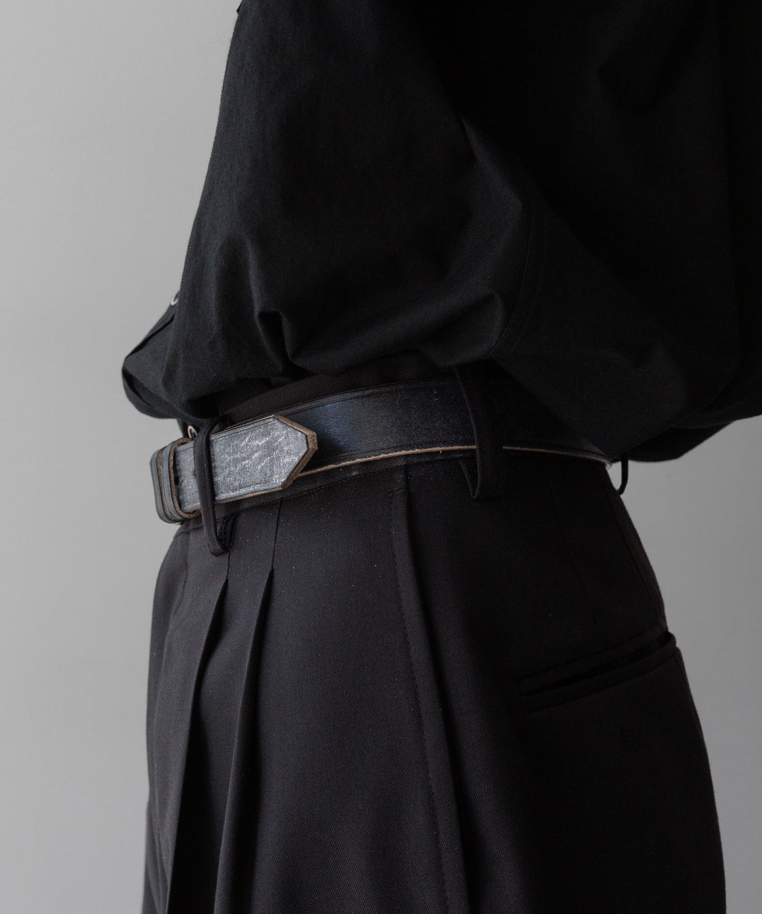 INTÉRIM - インテリムの30mm OAK BARK LEATHER DOUBLE SQUARE BELTのBLACK
