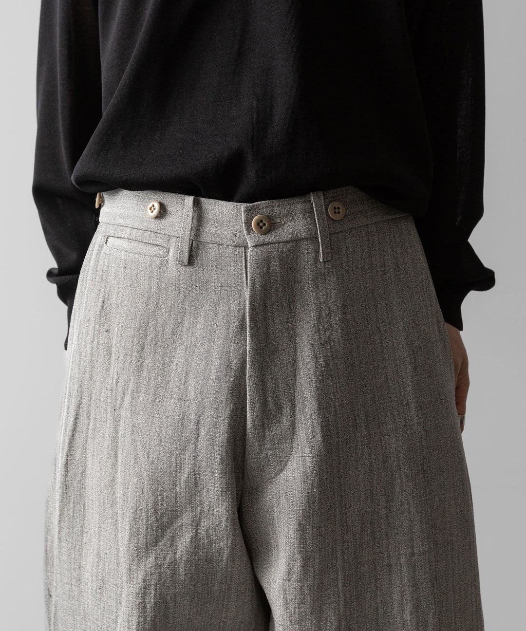 【INTÉRIM】VISCOSE SILK CANVAS MIL BAGGY TROUSER - BROWN GRAY
