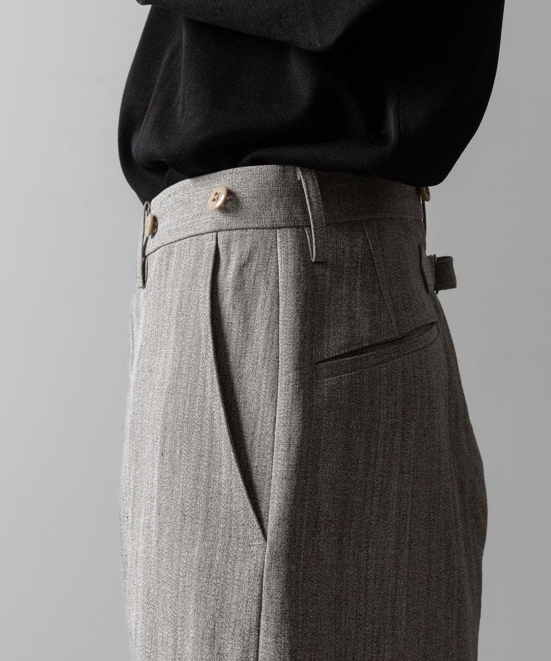 【INTÉRIM】VISCOSE SILK CANVAS MIL BAGGY TROUSER - BROWN GRAY