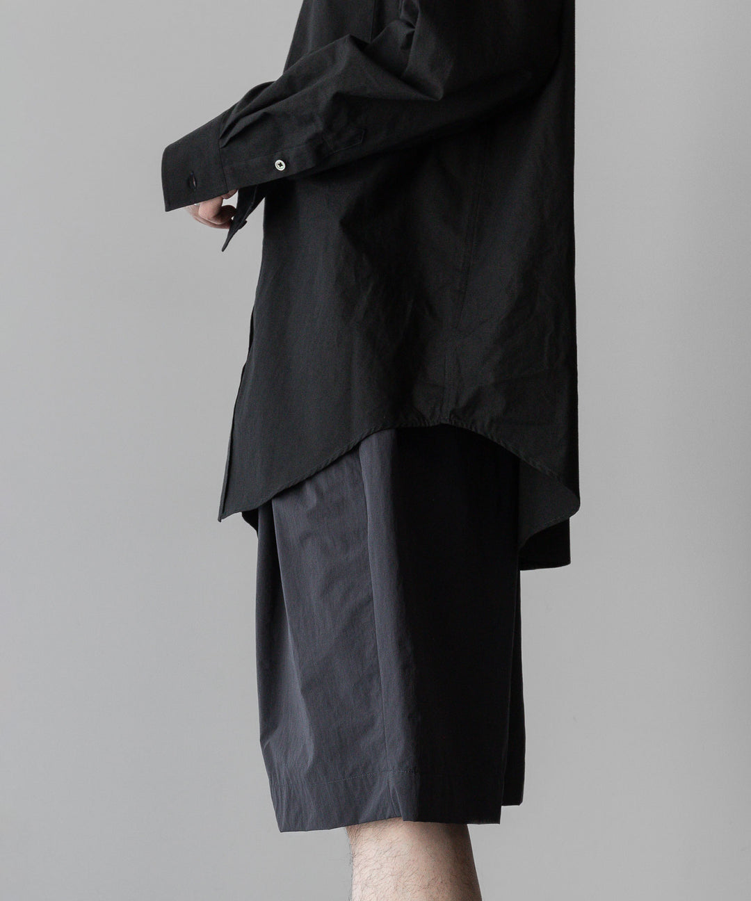 ssstein stein(シュタイン)の24SSコレクションWINDPROOF NYLON WIDE EASY SHORT TROUSERSのDARK GREY KHAKI 公式通販サイトsession福岡セレクトショップ