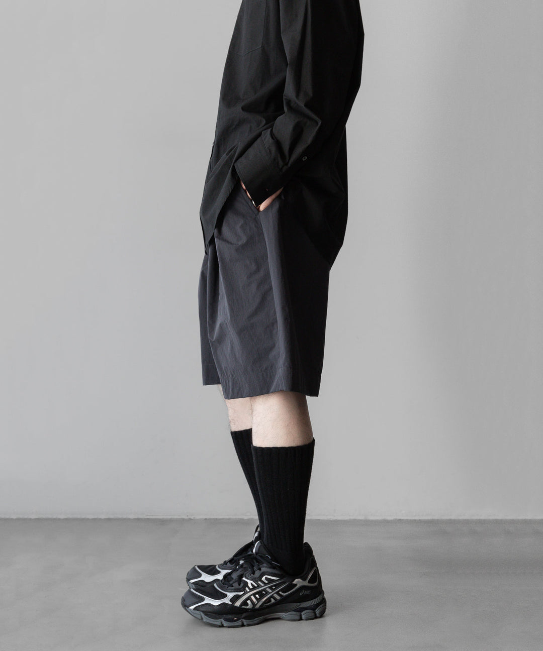 ssstein stein(シュタイン)の24SSコレクションWINDPROOF NYLON WIDE EASY SHORT TROUSERSのDARK GREY KHAKI 公式通販サイトsession福岡セレクトショップ