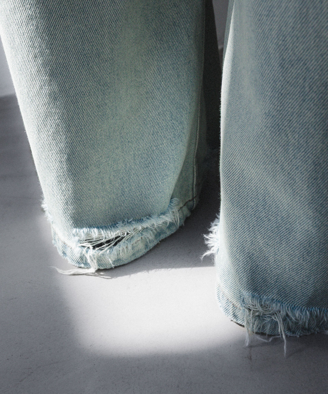 【CODA】LIGHT INDIGO WASHED DISTRESSED BREAK CUT WIDE STRAIGHT JEANS - LIGHT INDIGO WASHED