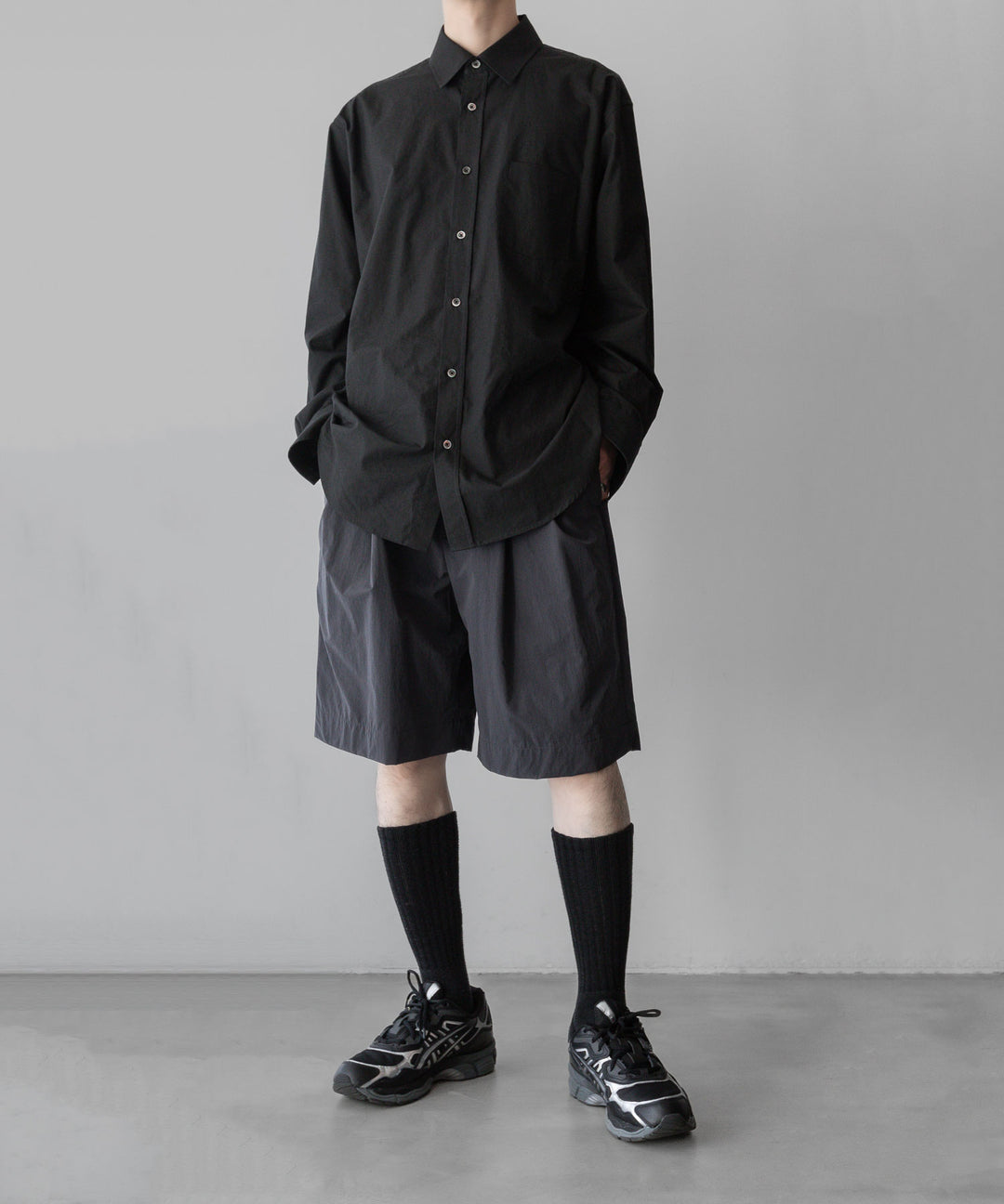 ssstein stein(シュタイン)の24SSコレクションWINDPROOF NYLON WIDE EASY SHORT TROUSERSのDARK GREY KHAKI 公式通販サイトsession福岡セレクトショップ