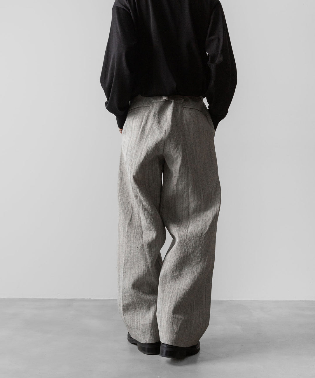 【INTÉRIM】VISCOSE SILK CANVAS MIL BAGGY TROUSER - BROWN GRAY