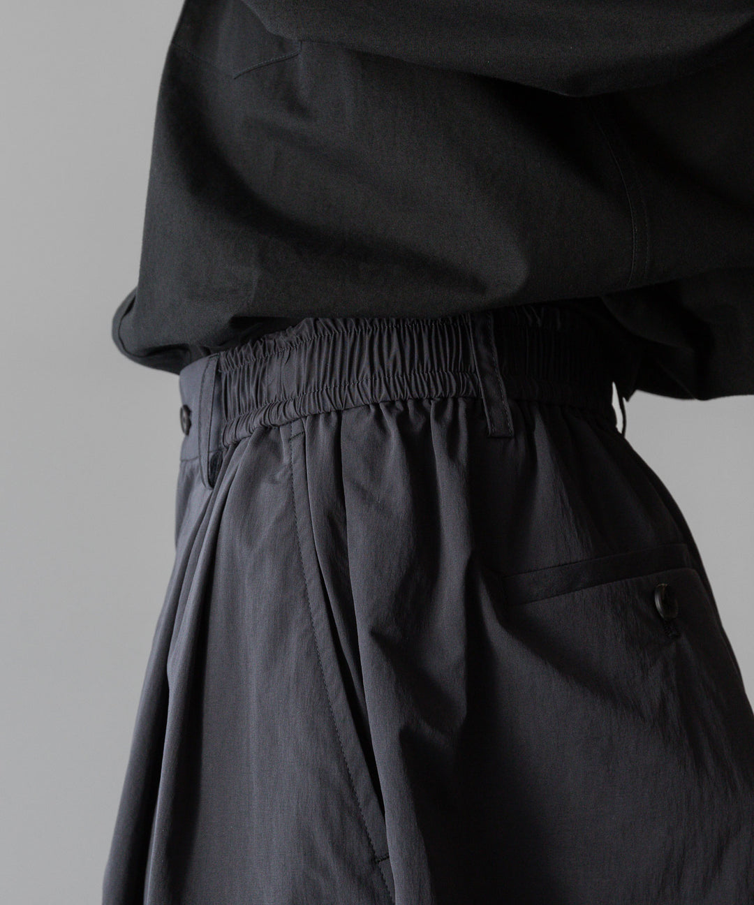 ssstein stein(シュタイン)の24SSコレクションWINDPROOF NYLON WIDE EASY SHORT TROUSERSのDARK GREY KHAKI 公式通販サイトsession福岡セレクトショップ