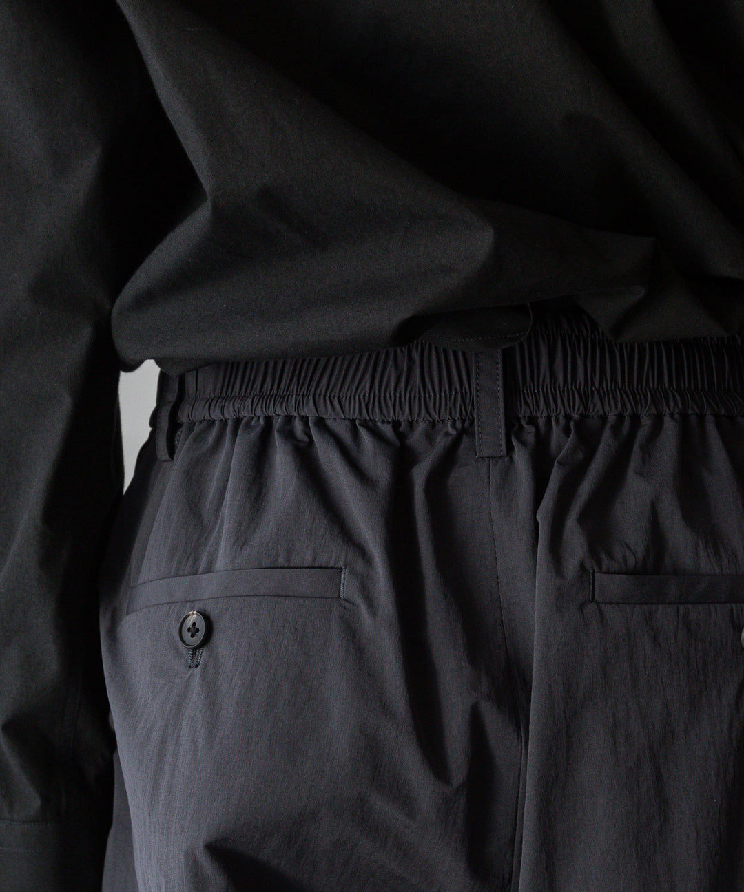 ssstein stein(シュタイン)の24SSコレクションWINDPROOF NYLON WIDE EASY SHORT TROUSERSのDARK GREY KHAKI 公式通販サイトsession福岡セレクトショップ
