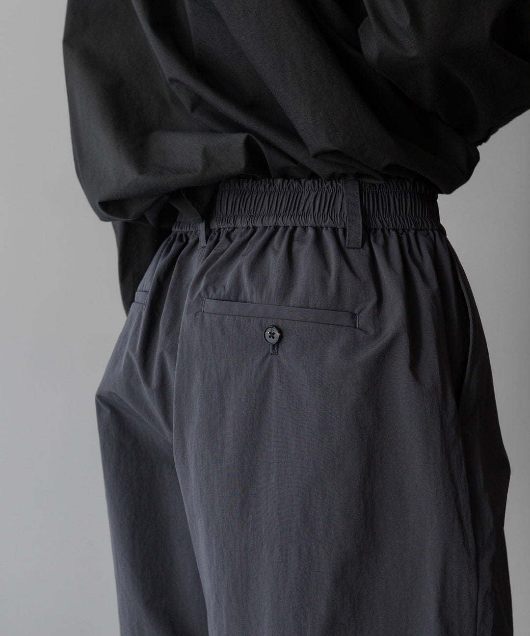 ssstein stein(シュタイン)の24SSコレクションWINDPROOF NYLON WIDE EASY SHORT TROUSERSのDARK GREY KHAKI 公式通販サイトsession福岡セレクトショップ