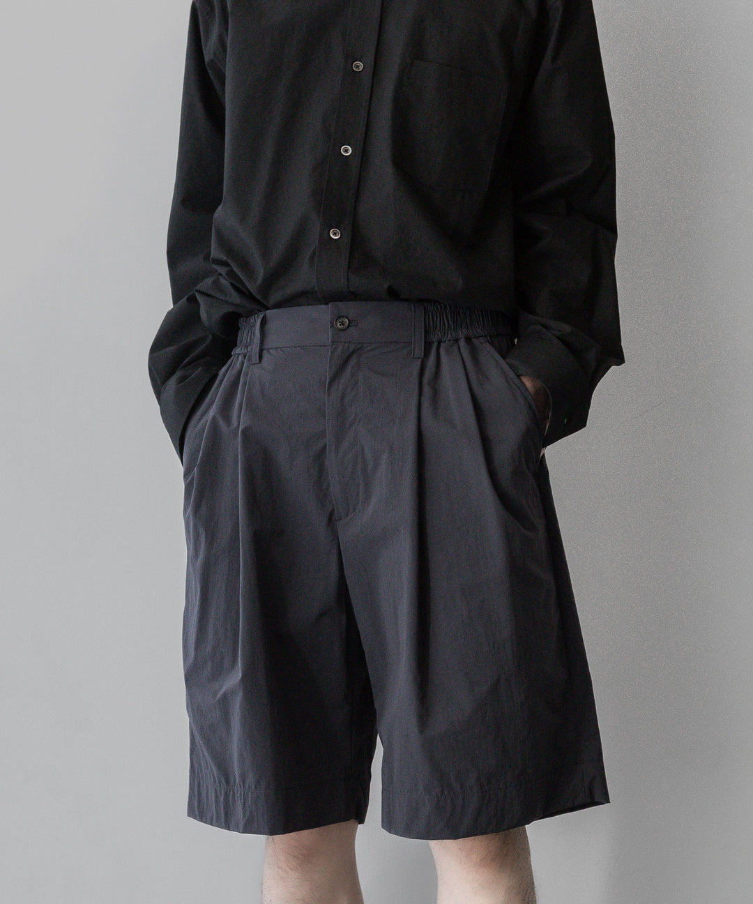 ssstein stein(シュタイン)の24SSコレクションWINDPROOF NYLON WIDE EASY SHORT TROUSERSのDARK GREY KHAKI 公式通販サイトsession福岡セレクトショップ