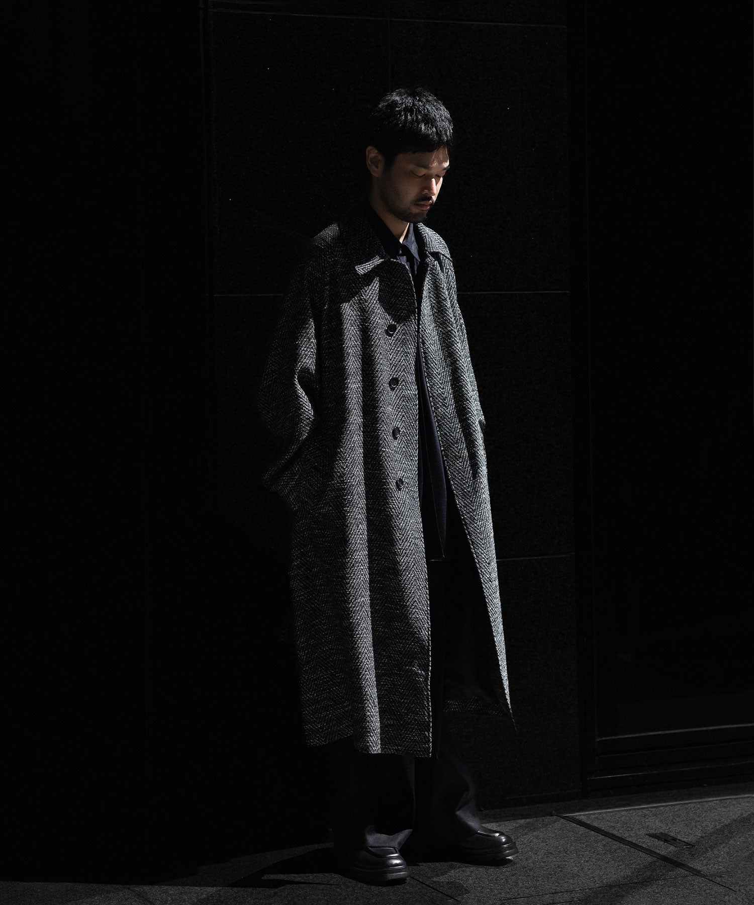 INTÉRIM(インテリム)のMELANGE DONEGAL HERRINGBONE HYPER BIG BELTED OVER COATのBLACKの公式通販サイトsession福岡セレクトショップ