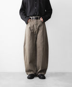 画像をギャラリービューアに読み込む, ssstein(シュタイン)の DEFORMATION WIDE COLOR DENIM PANTS - KHAKIの公式通販サイトsession福岡セレクトショップ
