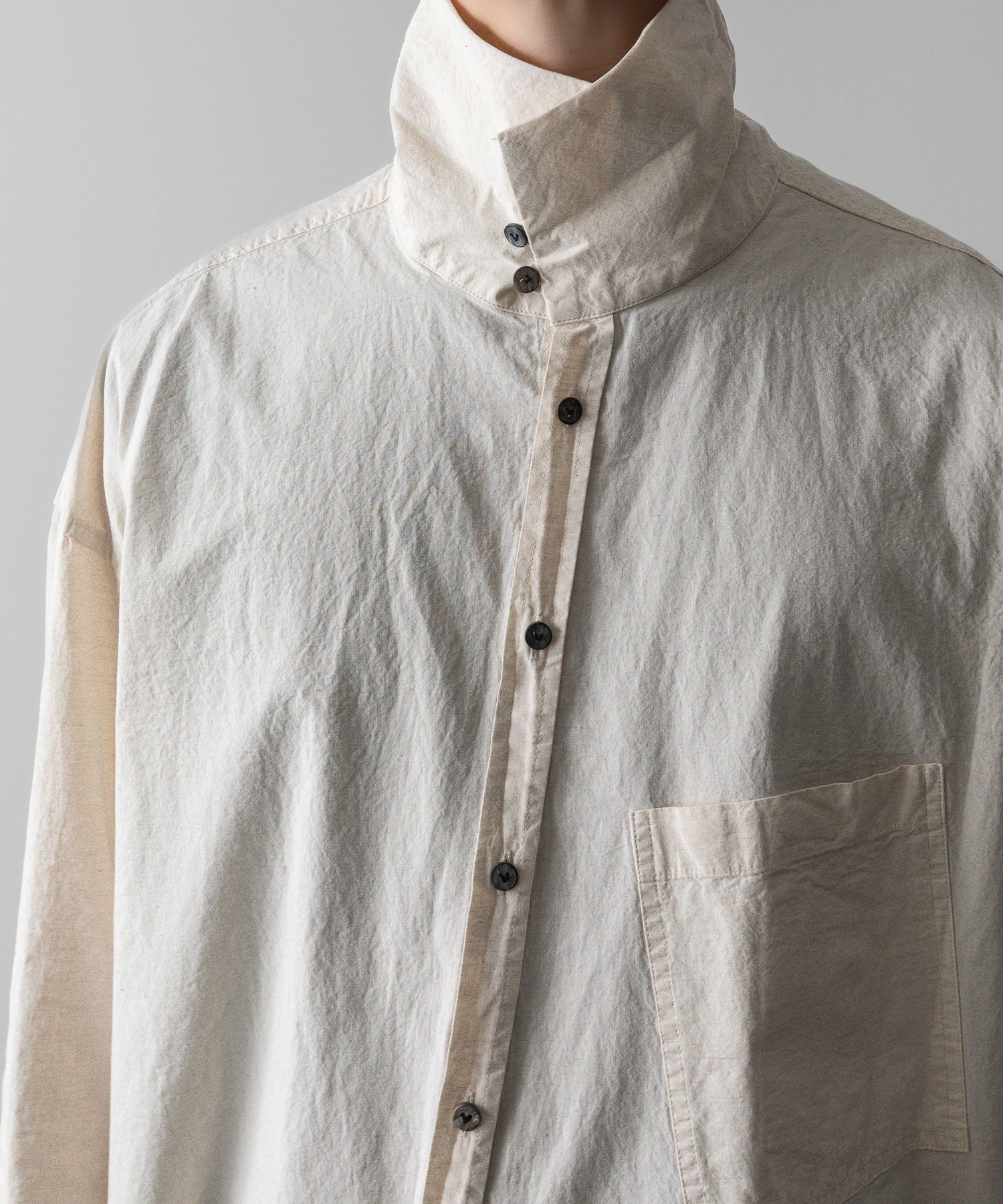 【 The Viridi-anne 】DIAGONAL OPEN HIGH NECK SHIRT - ECRU