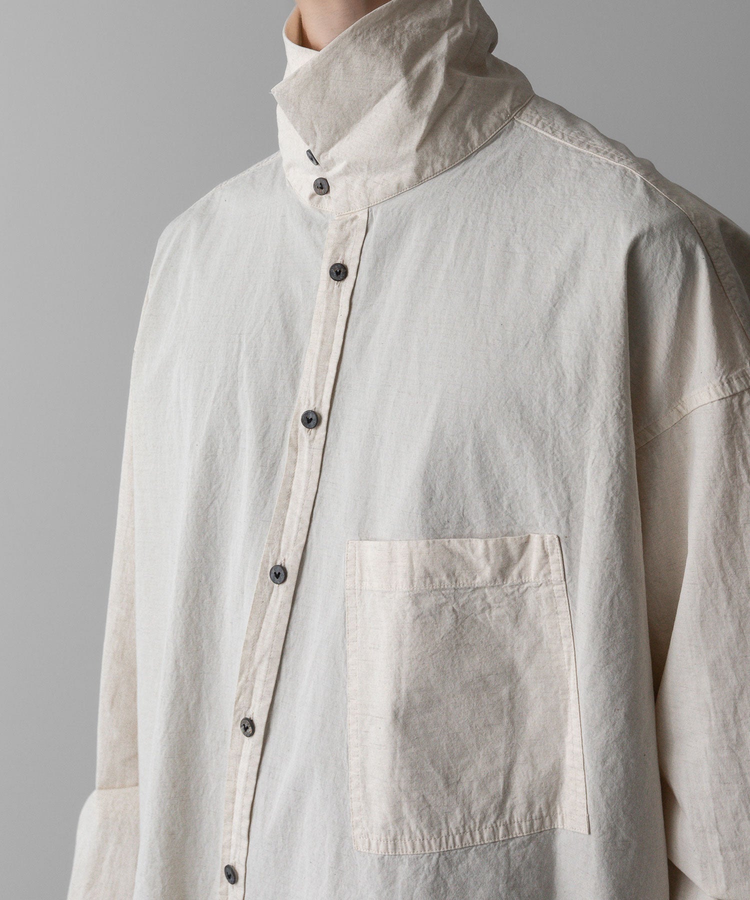 【 The Viridi-anne 】DIAGONAL OPEN HIGH NECK SHIRT - ECRU