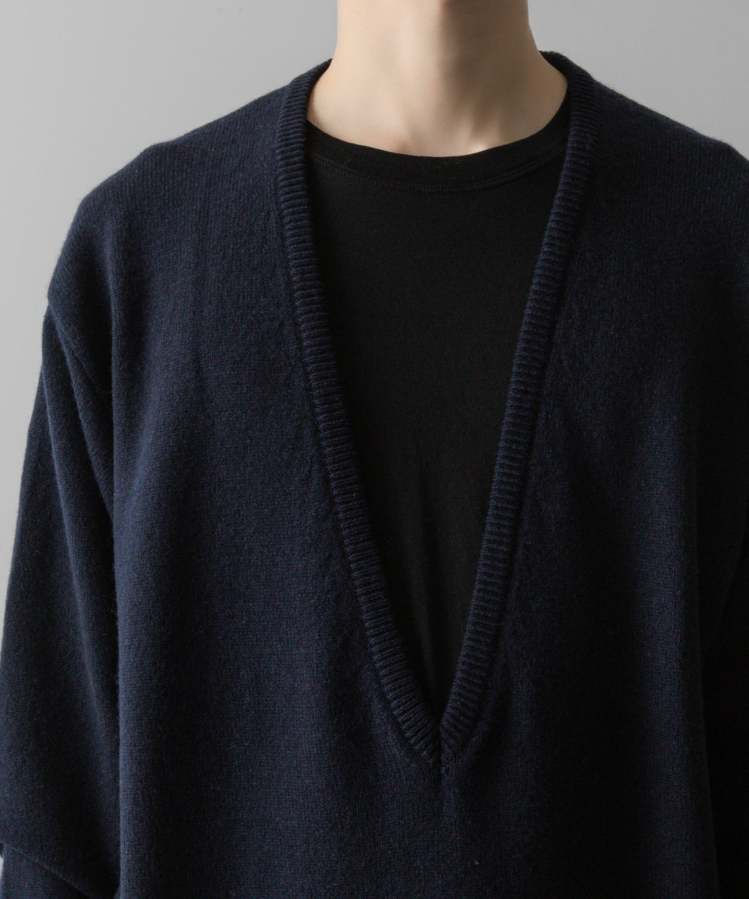 ssstein(シュタイン)の24AWコレクション EXTRA FINE WOOL KNIT DEEP V NECK LS - DARK NAVY 公式通販サイトsession福岡セレクトショップ