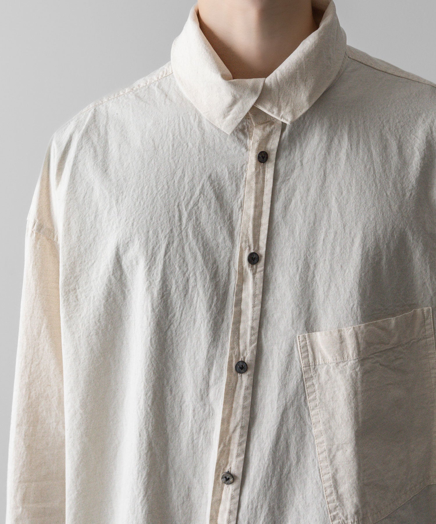 【 The Viridi-anne 】DIAGONAL OPEN HIGH NECK SHIRT - ECRU