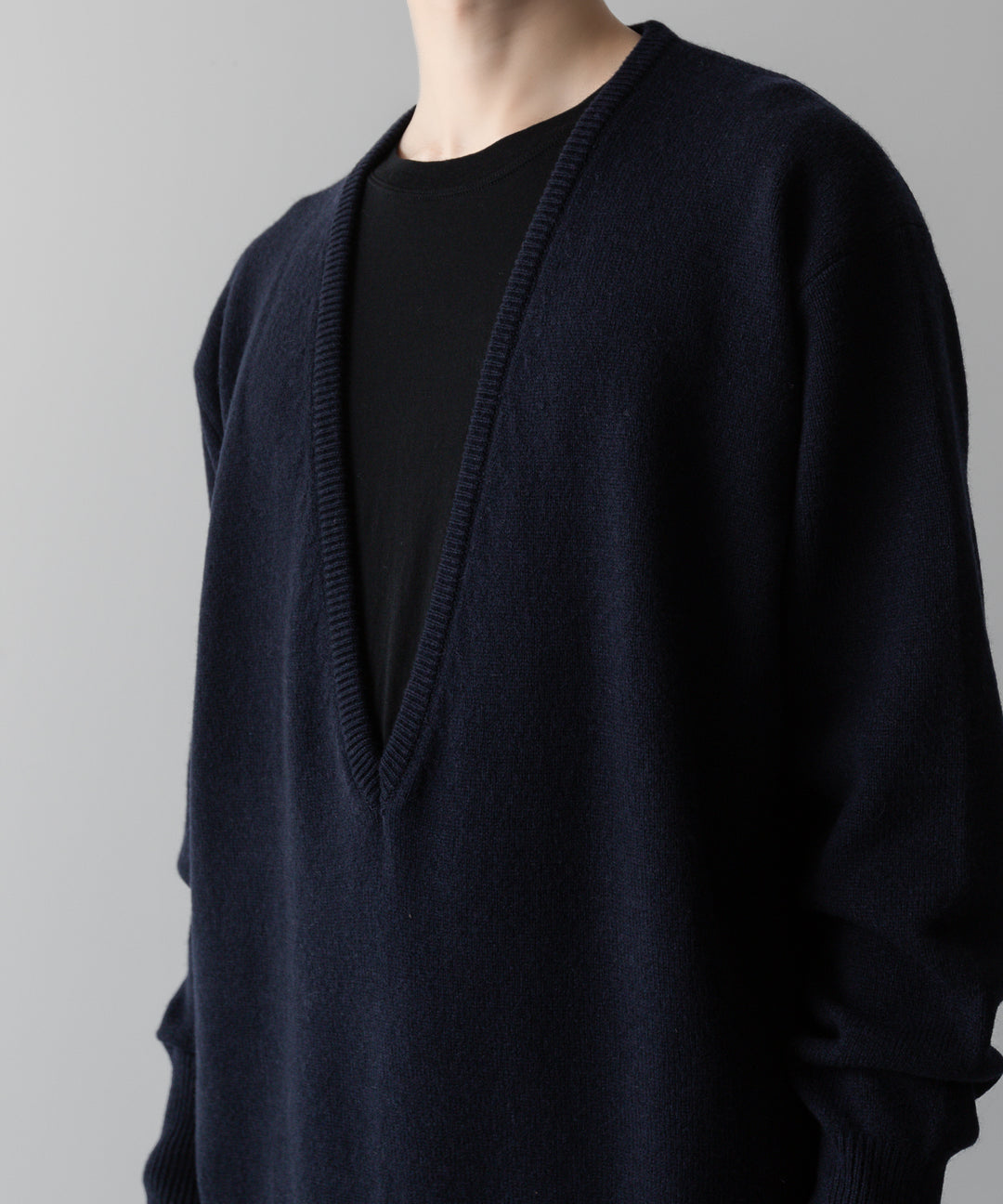 ssstein(シュタイン)の24AWコレクション EXTRA FINE WOOL KNIT DEEP V NECK LS - DARK NAVY 公式通販サイトsession福岡セレクトショップ