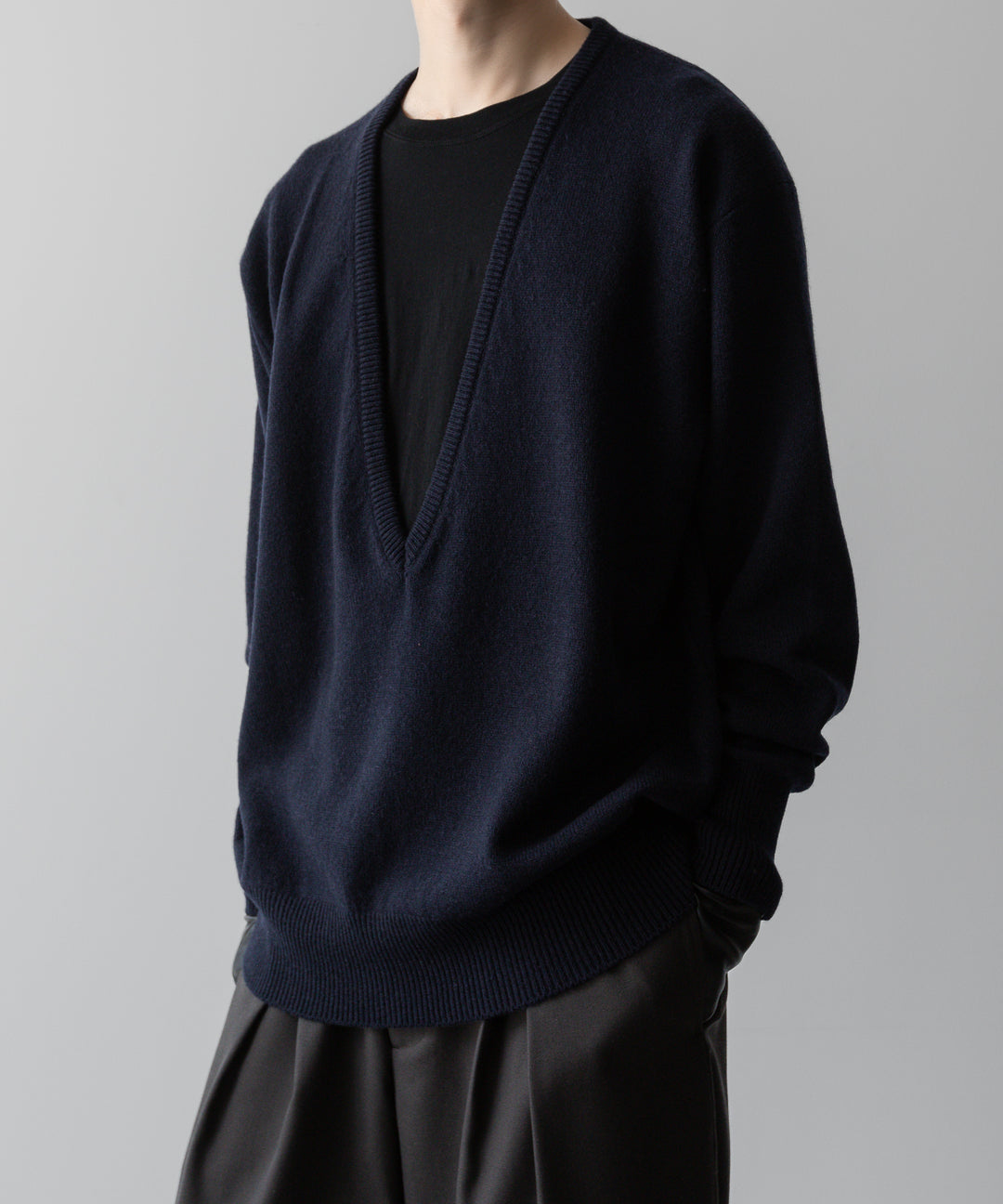 ssstein(シュタイン)の24AWコレクション EXTRA FINE WOOL KNIT DEEP V NECK LS - DARK NAVY 公式通販サイトsession福岡セレクトショップ