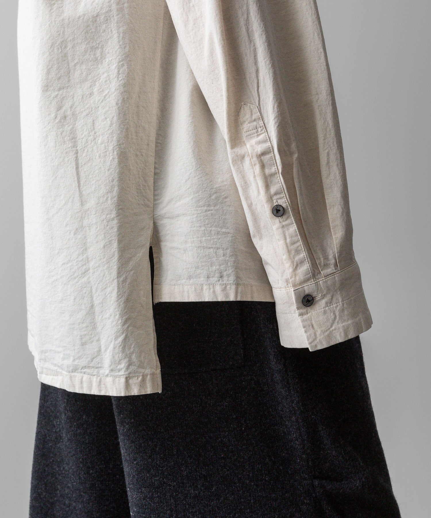 【 The Viridi-anne 】DIAGONAL OPEN HIGH NECK SHIRT - ECRU