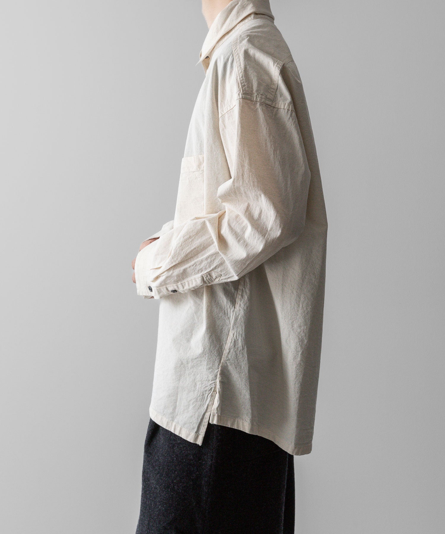 【 The Viridi-anne 】DIAGONAL OPEN HIGH NECK SHIRT - ECRU