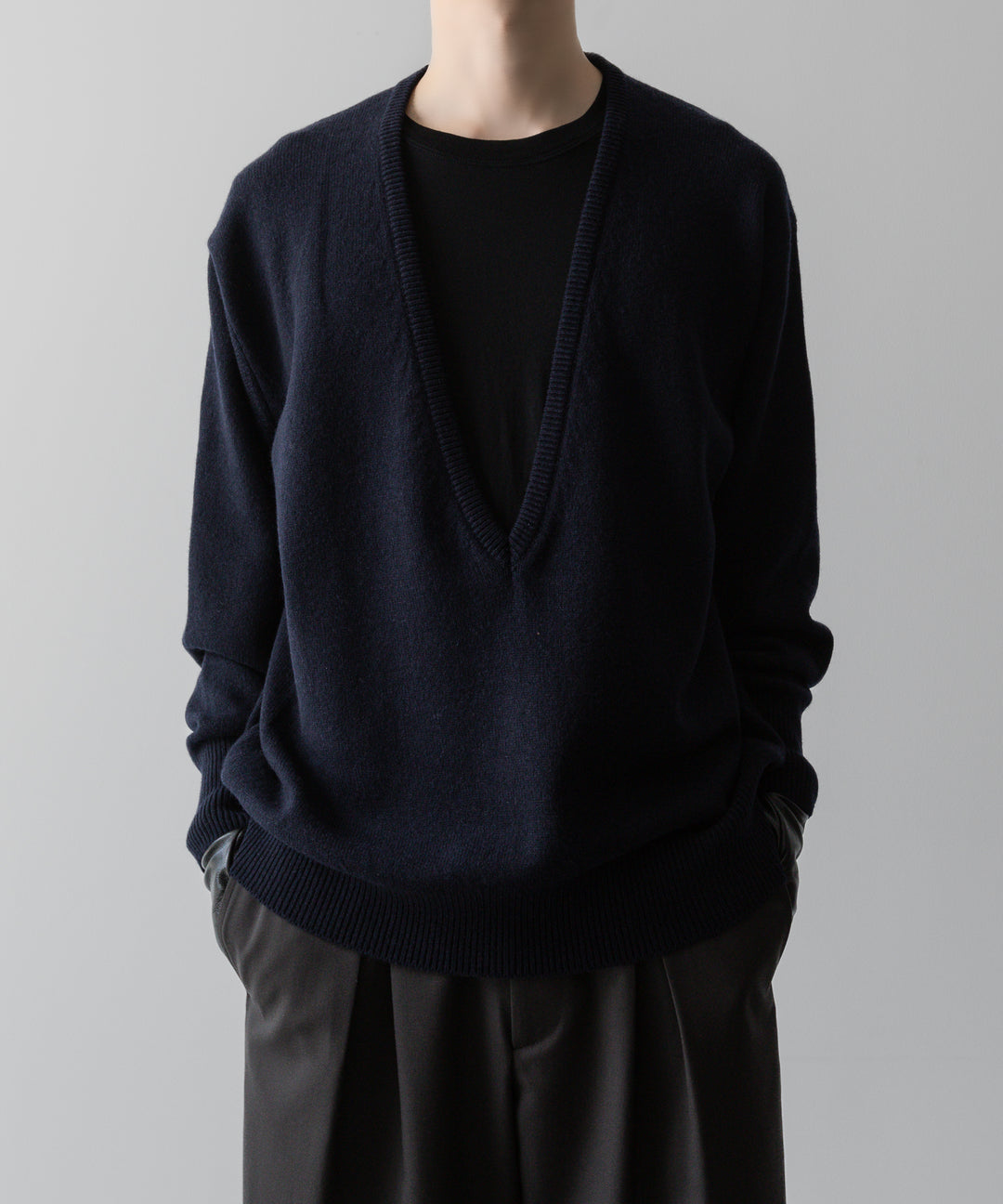 ssstein(シュタイン)の24AWコレクション EXTRA FINE WOOL KNIT DEEP V NECK LS - DARK NAVY 公式通販サイトsession福岡セレクトショップ