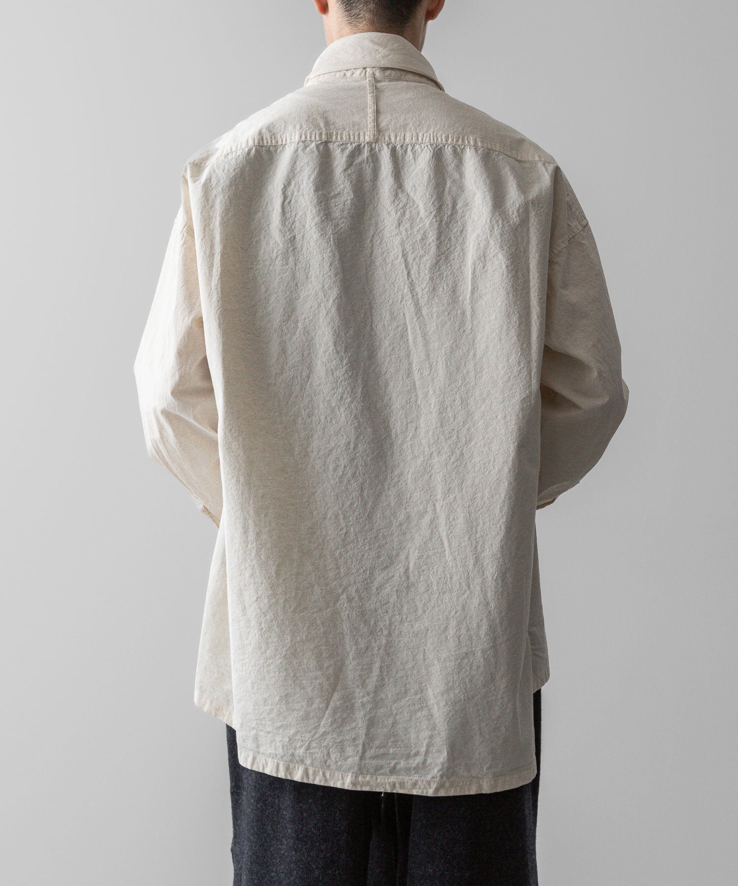 【 The Viridi-anne 】DIAGONAL OPEN HIGH NECK SHIRT - ECRU