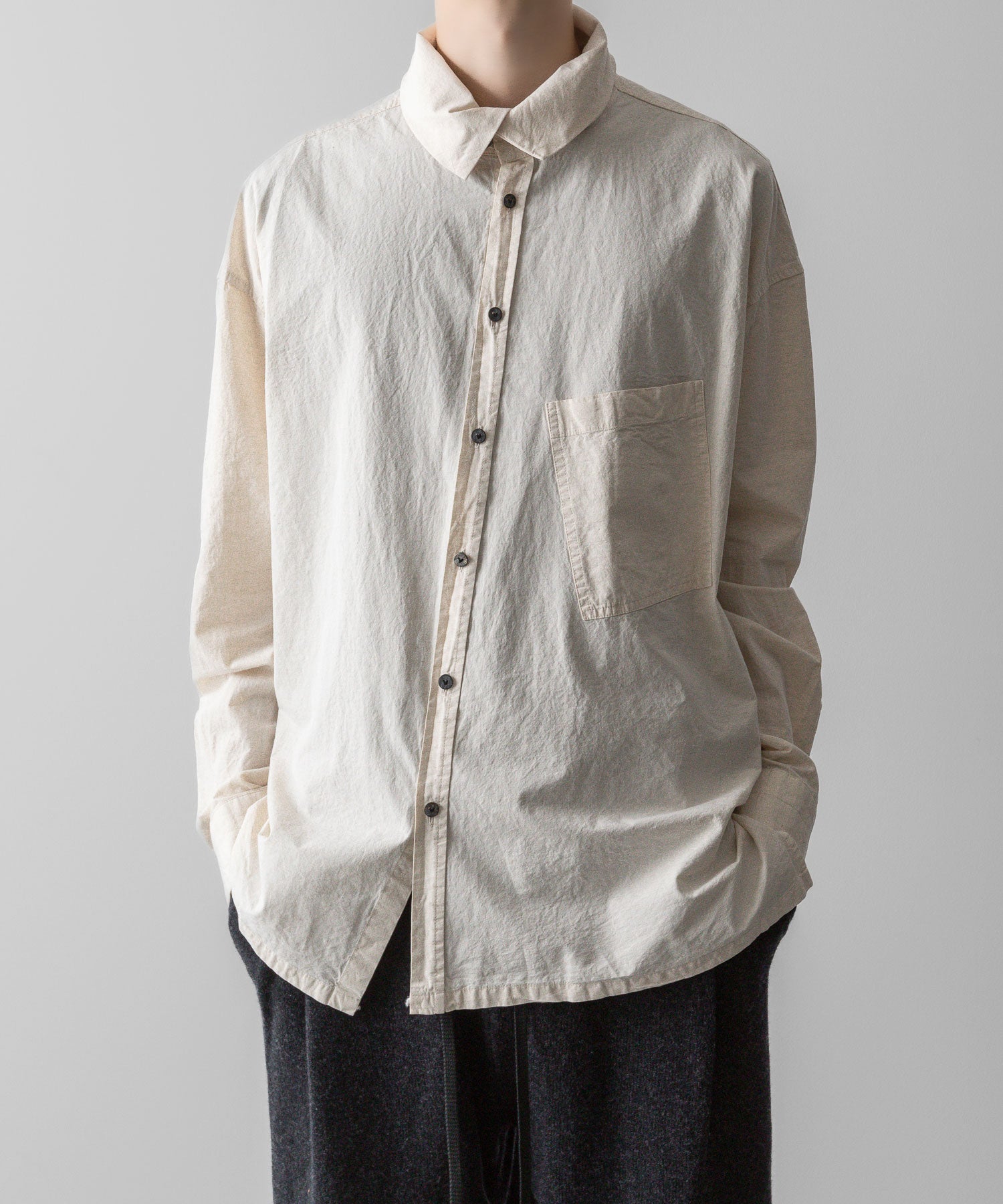 【 The Viridi-anne 】DIAGONAL OPEN HIGH NECK SHIRT - ECRU