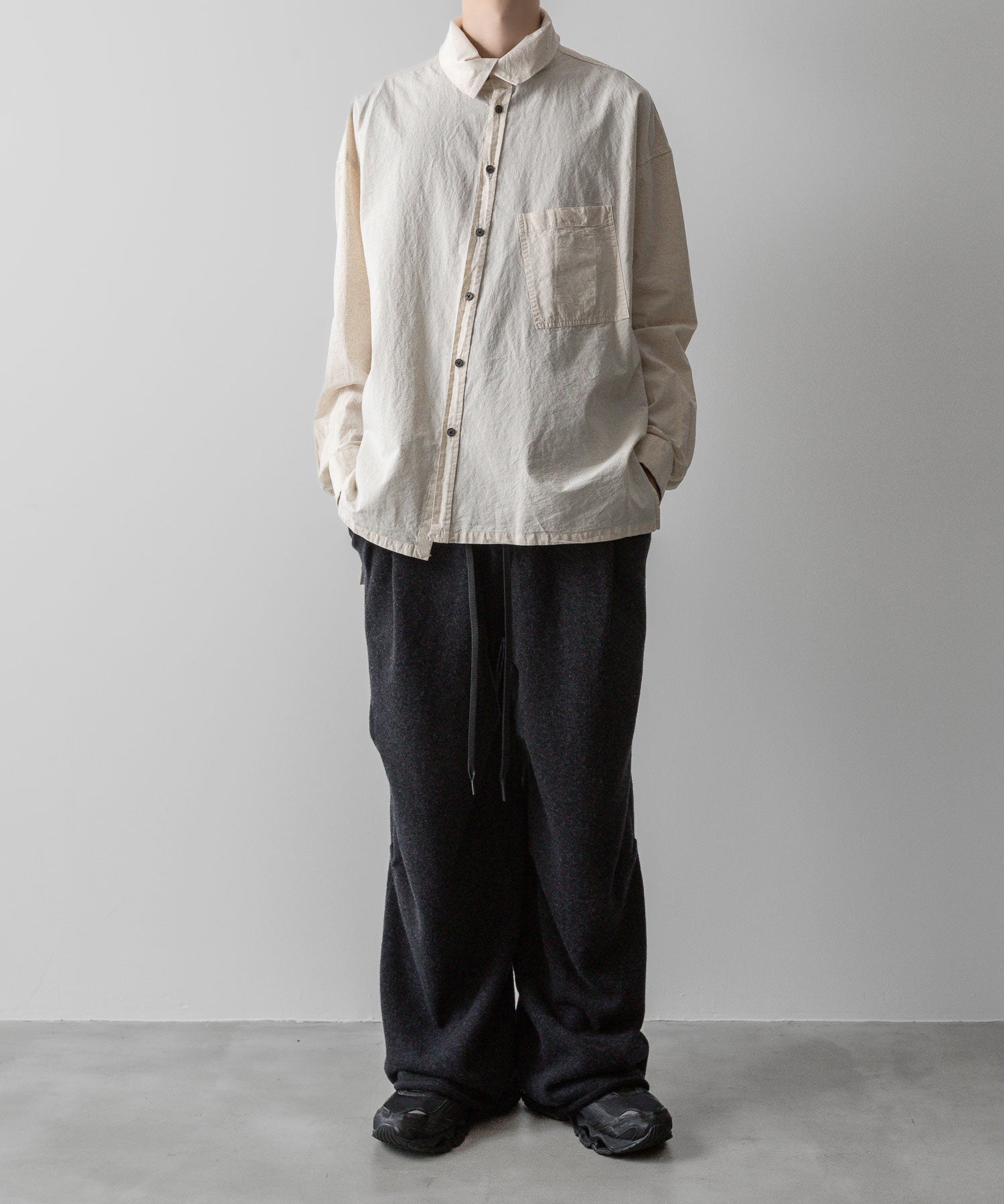 【 The Viridi-anne 】DIAGONAL OPEN HIGH NECK SHIRT - ECRU