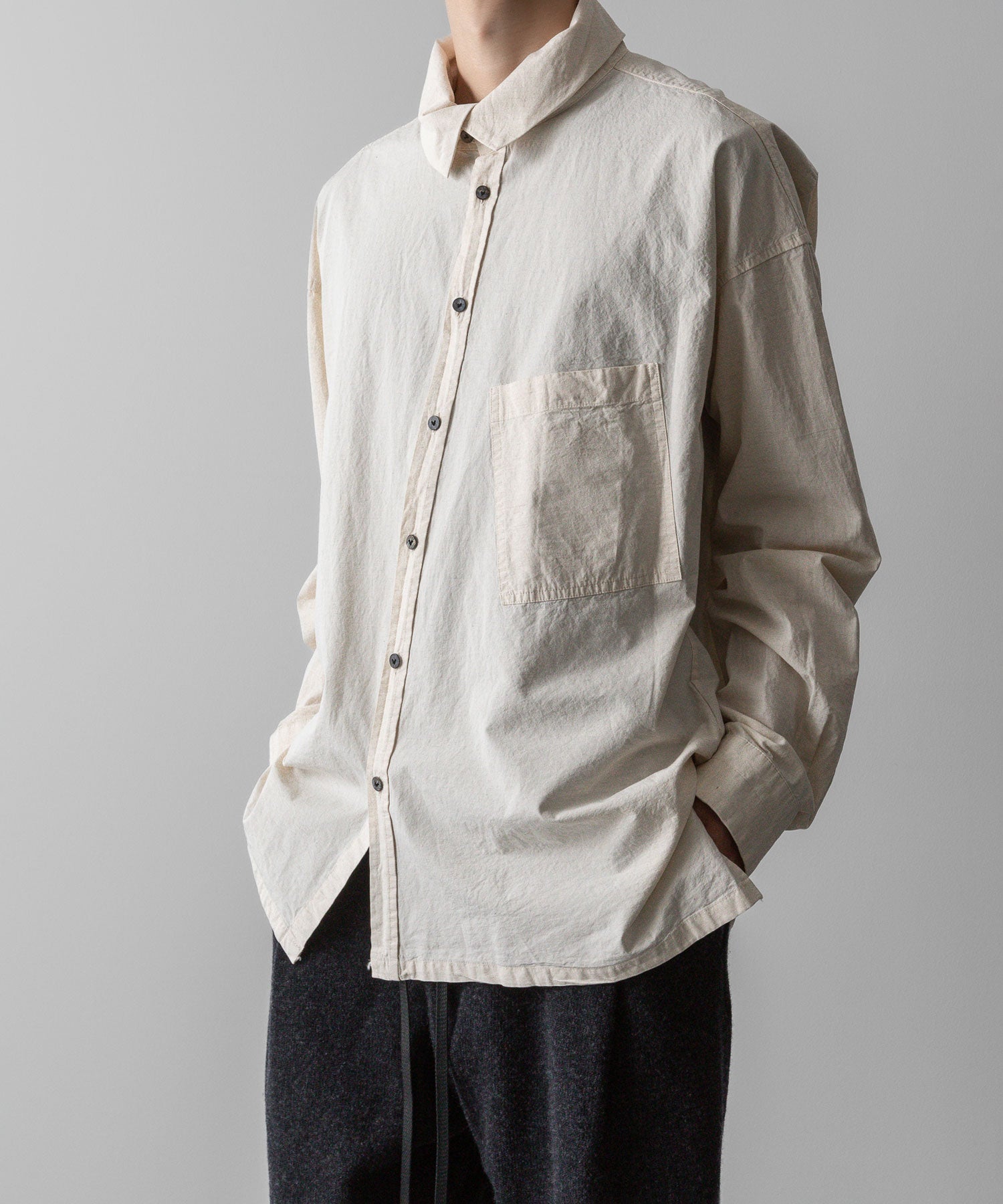 【 The Viridi-anne 】DIAGONAL OPEN HIGH NECK SHIRT - ECRU